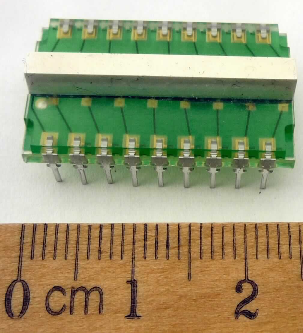 Detektor für Röntgenstrahlung im Wesentlichen bestehend aus einer Leiterplatte mit rechteckiger Grundform bestückt mit einer Photodiodenzeile mit einem davor montierten Szintillator aus Cäsiumjodid (CsI) oder Gadolinium-Oxysulfid (GOS).
Die Detektoren dienen dem Nachweis von Röntgenstrahlung für verschiedene Anwendungen, indem sie Röntgenstrahlen durch die Szintillatoren in Licht (400-900nm) umwandeln, welches durch die Photodioden gemessen wird. Dabei wird ein der Strahlungsleistung proportionales elektrisches Signal erzeugt.
Die Ware wird als "Gerät zum Messen oder zum Nachweis von Röntgenstrahlen, anderes als Unterposition (TARIC) 9030 1000 10 bis 9030 1000 91" eingereiht.

beispielhafte Abbildung: siehe Anlage