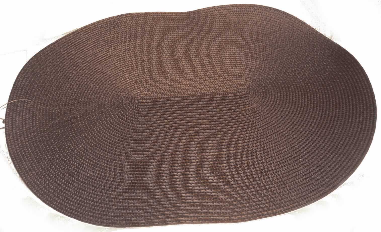 Tischsets, Art. 288009 oval, Foto siehe Anlage,
- lt. Antrag als vierteiliges Sortiment,
- oval, laut Antrag in den Abmessungen: 35 cm x 50 cm,
- aus einem ca. 0,8 mm breiten, einfarbigen, bandförmigen Geflecht aus Streifen aus synthetischer Spinnmasse (lt. 
  Antrag Polypropylen), mit einer augenscheinlichen Streifenbreite von weniger als 5 mm (damit keine Ware des 
  Kapitels 39); an den Rändern mit Garnen verstärkt,
- spiralförmig, teilweise überlappend zusammengenäht (somit konfektioniert),
- wird insbesondere wegen der Art des Geflechts und der Steifheit des Materials üblicherweise nicht gewaschen 
  (somit keine Tischwäsche der Position 6302),
- kennzeichnet sich aufgrund des Verwendungszwecks als Ware zur Innenausstattung.
 
"Andere Waren zur Innenausstattung (Tischsets), aus Spinnstoffen, keine Ware der Position 9404, aus einem
 Geflecht aus Streifen aus synthetischer Spinnmasse"