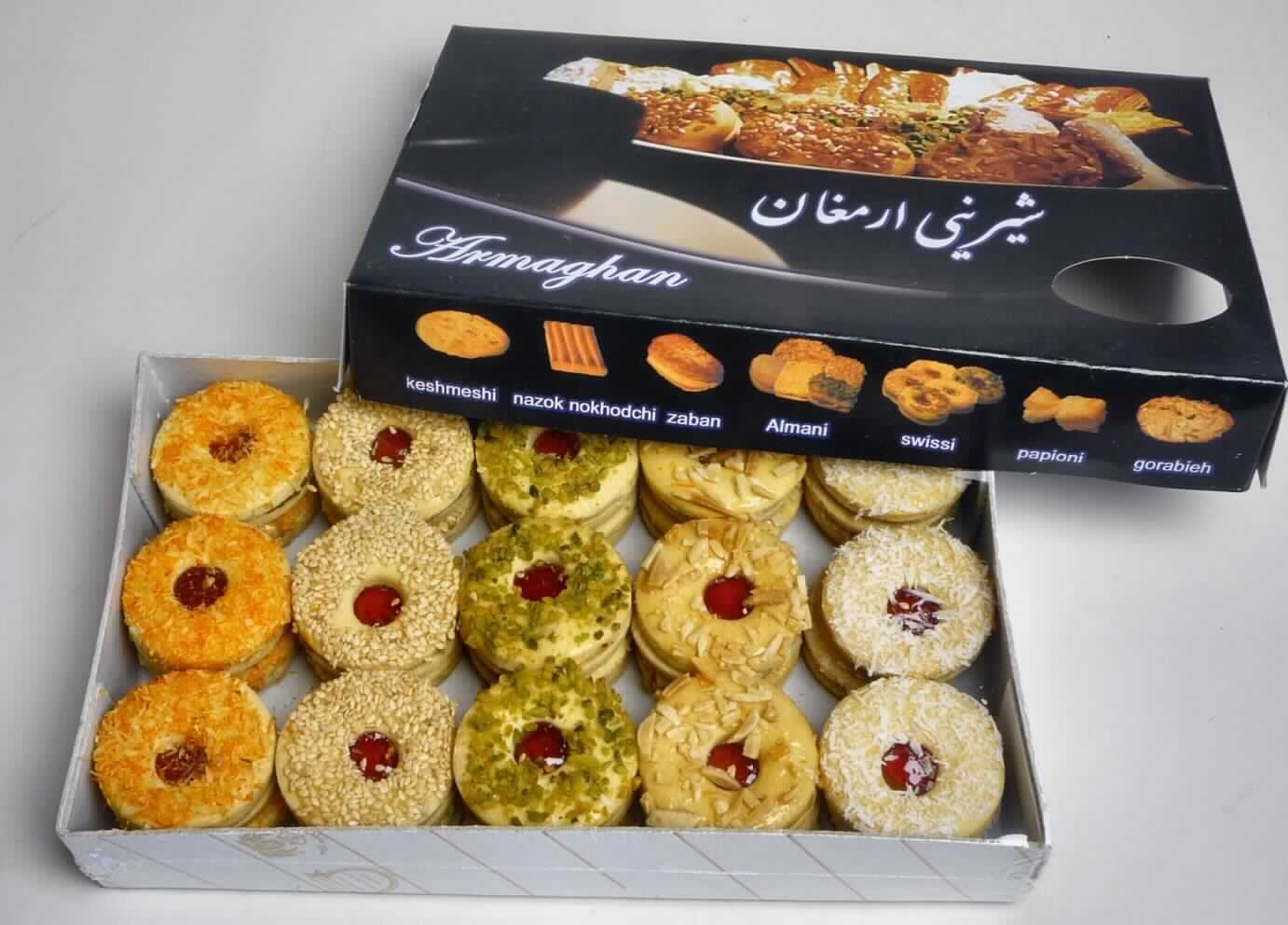 Doppelkekse mit Fruchtfüllung

Beschreibung des vorgelegten Warenmusters:
Bunt bedruckter und etikettierter Faltkarton, der Aufdruck enthält Angaben zum Erzeugnis (Iranisches Gebäck; 
480 g) und zu den Zutaten (siehe Feld 8).
Inhalt: 5 verschiedene Sorten hellbrauner, runder Doppelkekse (Durchmesser ca. 4,5 cm) mit einer runden Ausparung in der Mitte der Oberseite, durch die eine rote Fruchtfüllung sichtbar ist. Die Kekse sind mit unterschiedlichen Verzierungen bestreut (Sesamsamen, Pistazienkernstücke, Kokosflocken, Safran und Mandelstücke); Geschmack nach Mürbegebäck, süß.

Wassergehalt im Keksanteil (102°C; Seesand): 12 GHT oder weniger
Fettgehalt im Keksanteil: 35 GHT oder weniger (abgeleitet aus dem Gesamtfett)
Stärke/Glucose*: 25 bis weniger als 50 GHT
Saccharose/Invertzucker/Isoglucose**: 5 bis weniger als 30 GHT
Milchfett**: weniger als 1,5 GHT
Milchprotein: weniger als 2,5 GHT (abgeleitet aus den Analysedaten in Verbindung mit der Zutatenliste)

*: festgestellt gemäß VO (EG) 900/2008, VO (EU) 118/2010 
**: festgestellt gemäß VO (EG) 900/2008

Backware, Kekse gesüßt, ohne kakaohaltigen Überzug, mit einem Gehalt an Milchfett von weniger als 8 GHT, 
Doppelkekse mit Füllung