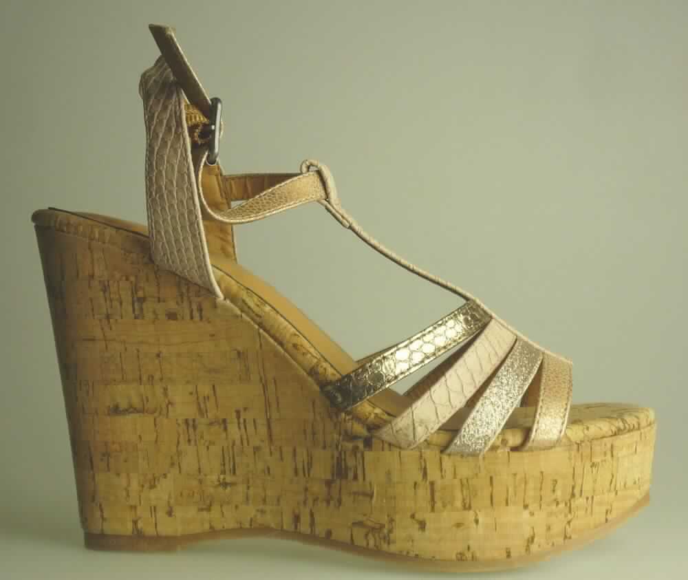 Freizeitschuhe (lt. Antrag: "Damen-Schuh, Modell: Wedg 06 FG17FAP07", Foto siehe Anlage)
- mit Laufsohlen aus (lt. Antrag) Kunststoff,
- mit zehenfreiem Oberteil (nicht geschlossenes Blatt; nicht mit der Sohle durch Zapfen zusammengesteckt) 
  aus Kunststoff (Spinnstoff mit einer mit bloßem Auge wahrnehmbaren Außenschicht aus Kunststoff),
- mit Schnallenverschluss,
- nicht den Knöchel bedeckend,
- ohne Metallschutz in der Vorderkappe,
- mit einer größten Höhe des Absatzes und der Sohle von mehr als 3 cm

"Schuhe mit Laufsohlen und Oberteil aus Kunststoff, andere als in Position 6401 und in den
 Unterpositionen 6402 1210 bis 6402 9910 genannt, mit nicht geschlossenem Blatt, mit Absatz
 und Sohle mit einer größten Höhe von mehr als 3 cm"