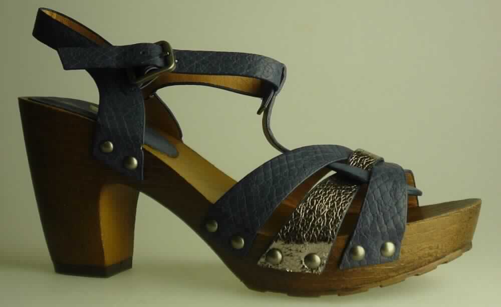 Freizeitschuhe (lt. Antrag: "Damen-Schuh, Modell: Wood 01 FH17FAP08", Foto siehe Anlage)
- mit Laufsohlen aus (lt. Antrag) Kunststoff,
- mit zehenfreiem Oberteil (nicht geschlossenes Blatt; nicht mit der Sohle durch Zapfen zusammengesteckt)
  aus Kunststoff (Spinnstoff mit einer mit bloßem Auge wahrnehmbaren Außenschicht aus Kunststoff),
- seitlich mit Schnallenverschluss,
- nicht den Knöchel bedeckend,
- ohne Metallschutz in der Vorderkappe,
- mit einer größten Höhe des Absatzes und der Sohle von mehr als 3 cm

"Schuhe mit Laufsohlen und Oberteil aus Kunststoff, andere als in Position 6401 und in den Unterpositionen
 6402 1210 bis 6402 9910 genannt, mit nicht geschlossenem Blatt, mit Absatz und Sohle mit einer größten Höhe 
 von mehr als 3 cm"