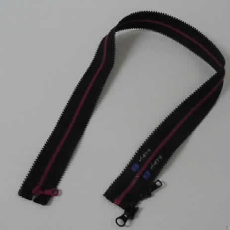 Sog. Reißverschlussadapter zur Jackenerweiterung (Maße: 70 x 4 cm = L x B), siehe Foto,
in Form von zwei textilen Bändern, an deren beiden Längsseiten Kunststoffhäkchen
angebracht sind. Je Band sind die Häkchen für jede Seite unterschiedlich gefärbt und weisen
unterschiedliche Abstände auf, sind jedoch je Färbung passgenau mit der entsprechenden
Seite des anderen Bandes, mit der sie mittels Schieber durch Verzahnung miteinander
verbunden werden. An den Enden der Stoffbänder sind jeweils sog. Top-, bzw- Bottom-Stops
eingesetzt. Drei Schieber befinden sich an dem einen Band, das zweite ist nicht mit
Schiebern ausgestattet.
Der Reißverschlussadapter wird in Jacken eingesetzt, um eine sog. Jackenerweiterung
zu ermöglichen.

Diese Ware ist als "Reißverschluss, anderer als mit Zähnen aus unedlen Metallen"
einzureihen.