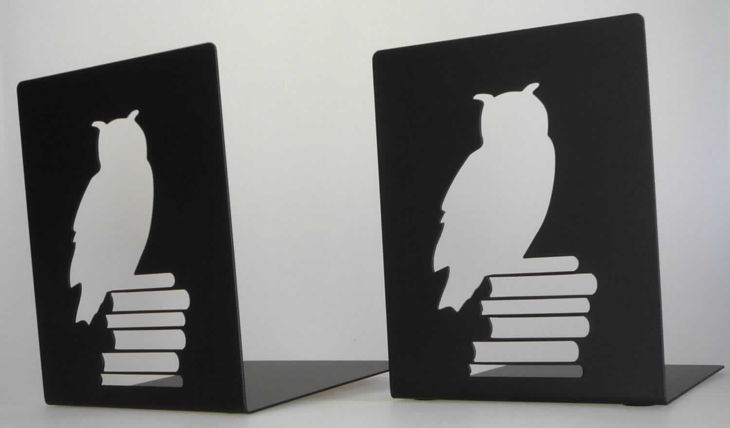 Es handelt sich um Bücherstützen, bestehend aus einem L-förmig abgewinkelten Blech aus Stahl, aus dessen Seitenwand der Umriss einer auf einem Bücherstapel sitzenden Eule herausgetrennt ist. Auf der Unterseite sind die Erzeugnisse mit vier rutschhemmenden Zuschnitten aus Schaumkunststoff (sog. Moosgummi) versehen. Die Bücherstützen sind einzeln in klarsichtigen Kunststoffbeuteln verpackt und als Set zu je zwei Stück in einem mit produktspezifischen Informationen bedruckten Pappkarton zusammengestellt.
Abmessungen: ca. 16,2 cm x 16,2 cm x 12,5 cm.
-Materialangaben lt. Antragsteller-

Abbildung siehe Anlage.

Derartige Erzeugnisse gehören als "ähnliche Ausstattungsgegenstände für Büros, aus unedlen Metallen" zur Codenummer 8304 0000 00 0 des Zolltarifs.