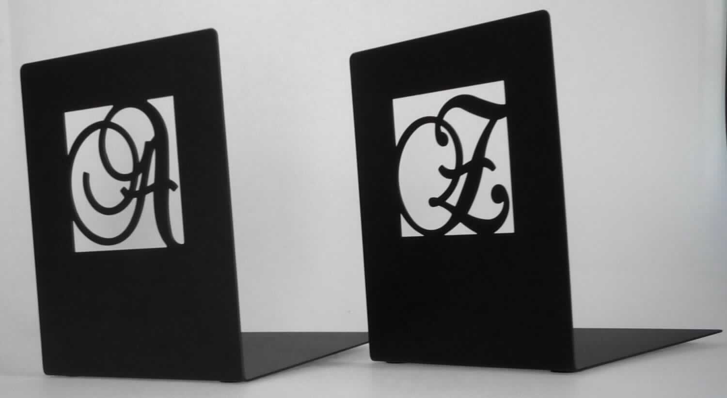 Es handelt sich um Bücherstützen, bestehend aus einem L-förmig abgewinkelten Blech aus Stahl, bei dem eine Seitenwand in Scherenschnittoptik gearbeitete Ausschnitte aufweist und dadurch mit einem verschnörkelten Buchstaben ("A" oder "Z") verziert ist. Auf der Unterseite sind die Erzeugnisse mit vier rutschhemmenden Zuschnitten aus Schaumkunststoff (sog. Moosgummi) versehen. Die Bücherstützen sind jeweils einzeln in klarsichtigen Kunststoffbeuteln verpackt und zu je zwei Stück als Set in einem mit produktspezifischen Informationen bedrucken Pappkarton zusammengestellt.
Abmessungen: ca. 16,2 cm x 16,2 cm x 14,5 cm.
-Materialangaben lt. Antragsteller-

Abbildung siehe Anlage.

Derartige Erzeugnisse gehören als "ähnliche Ausstattungsgegenstände für Büros, aus unedlen Metallen" zur Codenummer 8304 0000 00 0 des Zolltarifs.