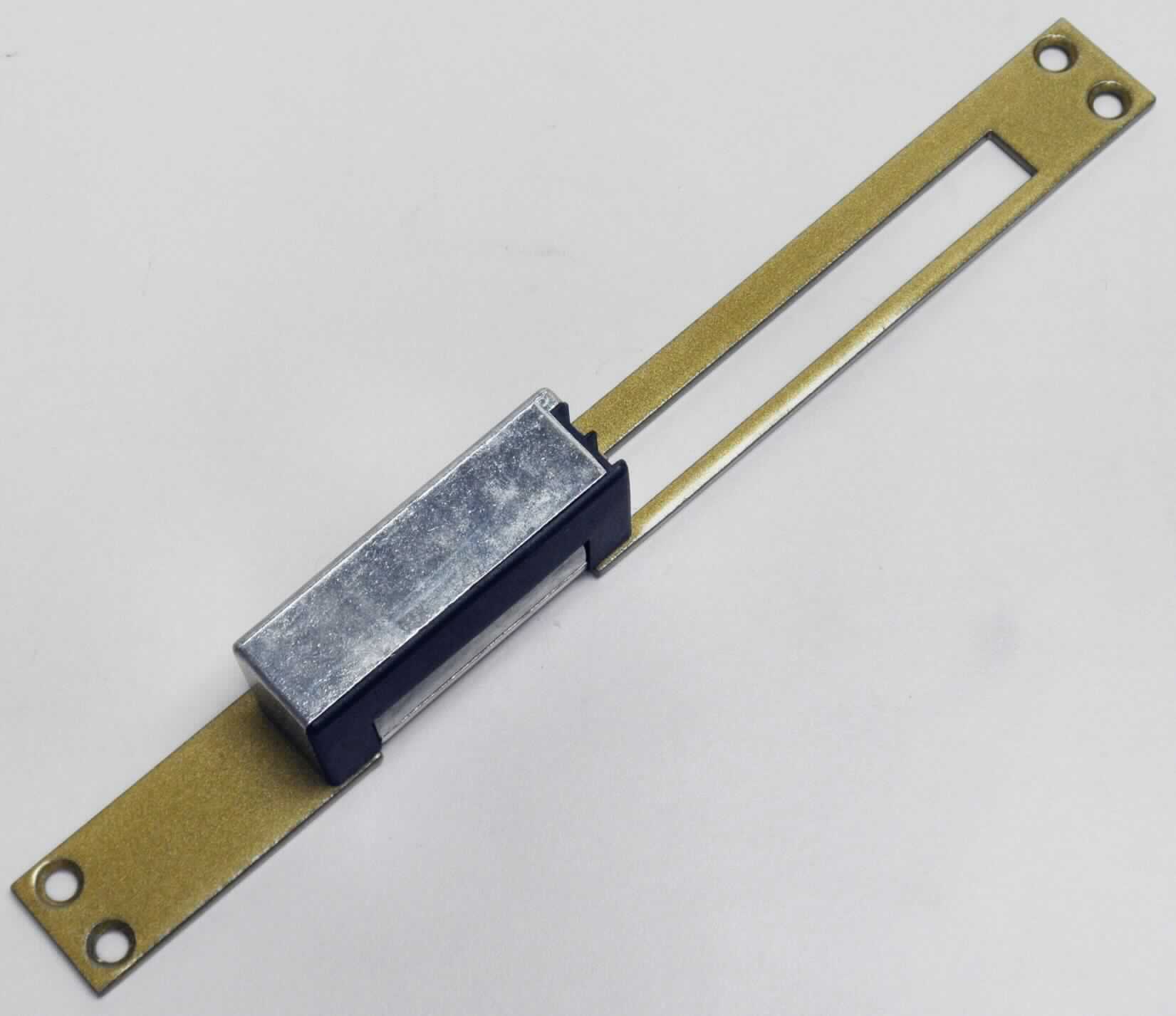 Es handelt sich um i. W. aus unedlen Metallen gefertigte Schlösser zum Einbau in die Türzarge, bestehend aus einem quaderförmigen Schlosskörper mit einer Aussparung, in die ein beweglicher Mechanismus eingebaut ist. An dem Gehäuse des Schlosskörpers ist ein Schließblech befestigt. Das Gehäuse ist mit einer passgenauen Abdeckung aus Kunststoff versehen.
Der bewegliche Mechanismus wird elektrisch blockiert bzw. freigegeben und ermöglicht so ein Öffnen der Türe. 
Die Erzeugnisse sind einzeln in einem Pappkarton verpackt.
- Antragstellerangaben -
Gesamtlänge: etwa 25 cm.

Abbildung siehe Anlage.

Derartige Erzeugnisse gehören als "andere Schlösser (elektrisch) aus unedlen Metallen, von der für Gebäudetüren verwendeten Art" zum TARIC-Code 8301 4019 00.