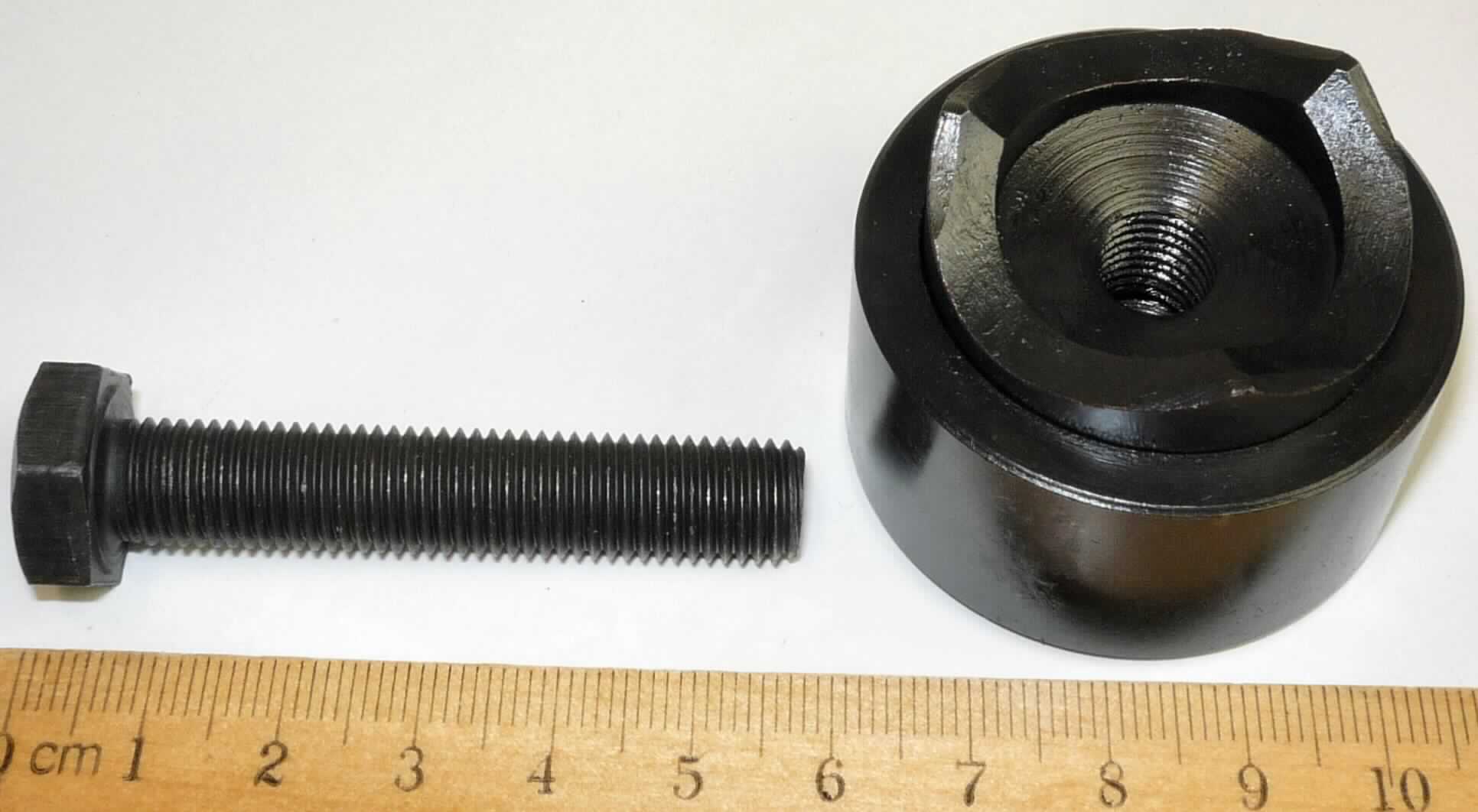 Sog. "Lochbohrwerkzeug"; es handelt sich um ein zerlegtes, mit freiem Arm zu handhabendes Werkzeug aus Stahl (Antragstellerangabe), bestehend aus

- einem ca. 2 cm langen, zylindrisch geformten Hohlerzeugnis mit glatten Rändern, mit einem Innendurchmesser 
  von ca. 3,5 cm und einer kreisrunden Bohrung am oberen Ende 

- einem zylindrisch geformten Gegenstück mit an einem Ende scharf geschliffenem Rand, einem Außen-
  durchmesser von ca. 3,5 cm, einer Länge von ca. 2,3 cm und in der Mitte mit einer kreisrunden Bohrung
  mit Innengewinde 

- einer ca. 6 cm langen Außensechskantschraube mit Gewinde und einer dazugehörenden Unterlegscheibe

Das Erzeugnis wird dazu verwendet, einen kreisrunden Lochausschnitt für den Einbau einer Armatur in Stahl-spülbecken zu "schneiden" (stanzen). Dazu wird das Hohlerzeugnis auf die Oberseite der Spüle gesetzt. Das Gegenstück wird mit dem geschliffenen Rand auf der Unterseite der Spüle dagegen gesetzt und mittels der Außensechskantschraube, die durch ein vorgebohrtes Loch im Blech der Spüle gedreht wird, angezogen bis ein kreisrundes Element aus dem Blech herausgetrennt ist. Die Außensechskantschraube wird dabei durch einen Schrauben-schlüssel (nicht Gegenstand dieser vZTA) "angetrieben".

Das zerlegt gestellte Erzeugnis ist auf einer bedruckten Pappkarte mit Aufhängeöse und Kunststoffabdeckung verpackt.

Abbildung siehe Anlage.

Derartige Erzeugnisse gehören als " den Locheisen ähnliche Handwerkzeuge mit arbeitendem Teil aus unedlem Metall" zum TARIC - Code 8203 4000 00.