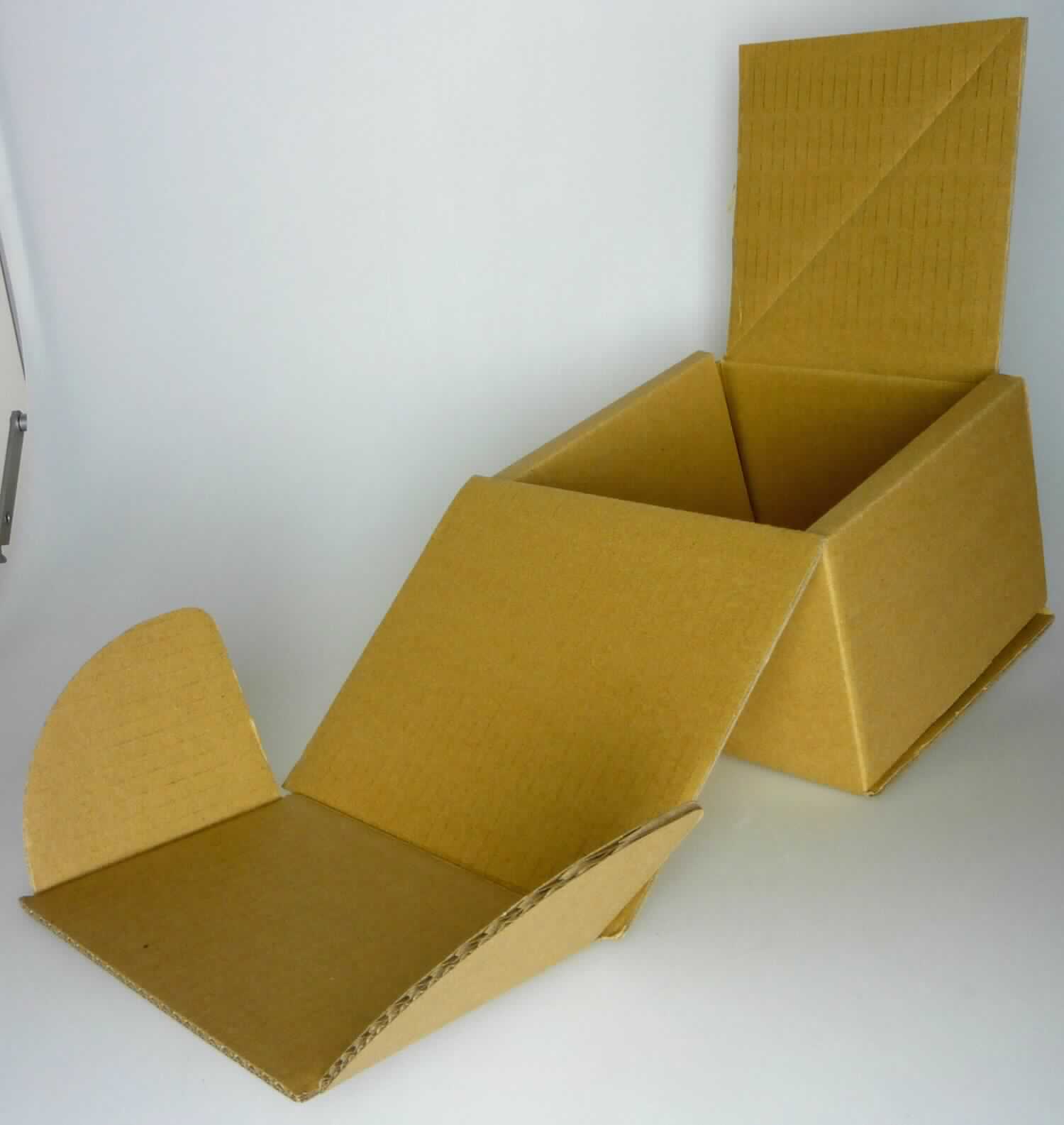 Es handelt sich um einen flachliegenden, unregelmäßig zugeschnittenen, Zuschnitt aus brauner Wellpappe (Abmessungen etwa 75,5 x 45,3 cm), der mehrfach gerillt und mit Ausstanzungen versehen ist. Er soll durch einfaches Auffalten, Knicken und Zusammenstecken zu einer rechteckigen, etwa 17,5 x 14,9 x 11,0 cm großen Klappdeckelschachtel aufgebaut werden, die als Versand- oder Geschenkkarton verwendet werden soll.

Abbildung siehe Anlage.

Derartige Waren gehören als "Schachteln und Kartons aus Wellpappe" in die Codenummer 4819 10 00 00 0 des Zolltarifs, da es sich zolltarifrechtlich um eine unfertige Ware handelt, die im vorliegenden Zustand bereits die wesentlichen Beschaffenheitsmerkmale der fertigen Ware aufweist.
