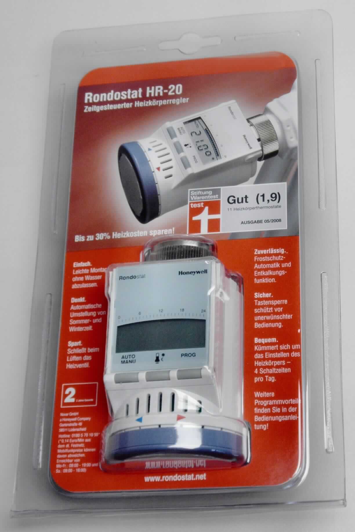 Heizkörperthermostat, in Form einer Warenzusammenstellung in Aufmachung für den Einzelverkauf, bestehend aus einem Thermostatkopf (charakterbesimmend in Bezug auf die Verwendung), Universal- und herstellerspezifischen Adaptern sowie einer Bedienungsanleitung in einer gemeinsamen Verpackung. Der Thermostatkopf besteht im Wesentlichen aus einem annähernd zylindrischen ca. 56 mm x 80 mm großen Kunststoffgehäuse mit Flüssigkristallanzeige, drei Bedientasten und einem Stellrad (äußere Form: siehe Abbildung in der Anlage). Das Thermostat wird an Heizkörpern im Wohnbereich angeschlossen, misst deren Temperatur und regelt diese entsprechend der eingestellten Werte. 
Die Ware wird als "elektronisches Gerät zum Regeln der Temperatur (Thermostat), nicht für zivile Luftfahrzeuge bestimmt" eingereiht.