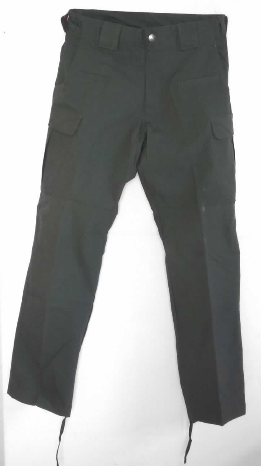 Lange Hose, sog. Tactical Hose "Strike", Art. 01713, Größe S, Foto siehe Anlage,
- aus ca. 0,5 mm dicken, einfarbigen Geweben aus laut Antrag 40 % Elasthan, 25 % Polyester (beides 
  synthetische Chemiefasern) und 35 % Baumwolle; die Gewebe sollen laut Antrag mit Kunststoff bestrichen 
  sein, ein Bestreichen mit Kunststoff ist jedoch mit dem bloßen Auge nicht wahrnehmbar (keine Meterware 
  der Position 5903),
- in der Taille abschließend; mit einem angesetzten, teilweise elastischen Bund mit Gürtelschlaufen,
- vorn mit einer Öffnung mit Reißverschluss, verdeckt von einer Patte von links über rechts (Männerkleidung), die im 
  Bund mit einem Knopfverschluss geschlossen wird,
- mit verschiedenen, eingesetzten Taschen,
- mit knöchellangen Hosenbeinen, an den Beinabschlüssen mit einem Tunnelzug zu verengen,
- lässt u. a. aufgrund des Schnitts und des allgemeinen Aussehens nicht erkennen, dass sie dazu bestimmt ist, 
  ausschließlich oder hauptsächlich zum Schutz der Kleidung/Person bei der Ausübung einer beruflichen Tätigkeit 
  getragen zu werden, damit keine Arbeits- und Berufskleidung.

"Lange Hose, aus Geweben, für Männer, aus synthetischen Chemiefasern, keine Arbeits- und Berufskleidung"