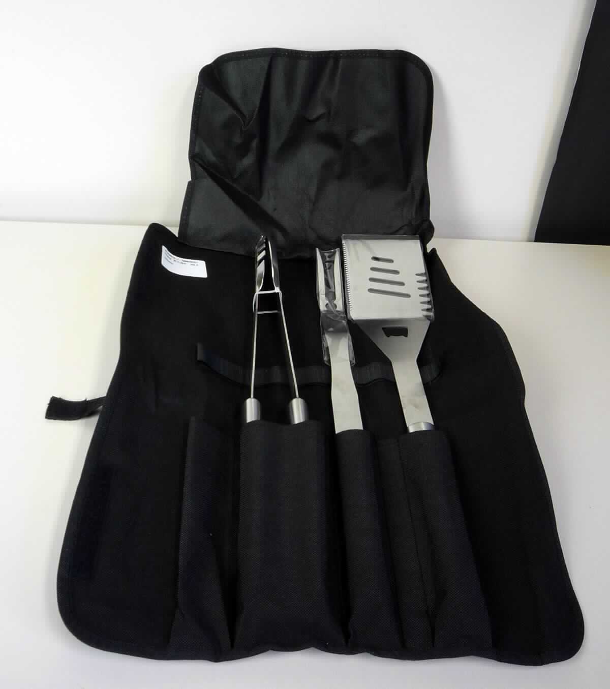 "Grillbesteck"

Zusammenstellung, bestehend aus:

- einer Fleischgabel mit zwei Zinken

- einer Grillzange

- einer Ware mit verschiedenen Funktionen, in Form eines Pfannenwenders
- - eine Seite ist zu einer gezahnte Schneidkante ausgearbeitet
- - die andere Seite zu einer gezackten Reinigungskante für den Grillrost
- - in den Pfannenwender eingearbeitet ist ein Flaschenöffner
- - der Pfannenwender ist in die zu letzt genannt Position (hier 8215) einzureihen

- jeweils vollständig aus nicht rostendem Stahl, an den Griffenden mit einer Aufhängevorrichtung versehen

- aufgemacht in einer speziell für die Aufnahme der Zusammenstellung gestalteten Tasche aus Spinnstoff
  welche für den dauernden Gebrauch geeignet ist

Abbildung siehe Anlage.

Derartige Erzeugnisse gehören als "Zusammenstellungen von Gabeln, den Zuckerzangen und den Schaumlöffeln ähnliche Waren, mit arbeitendem Teil aus nicht rostendem Stahl" zum TARIC-Code 8215 2010 00.