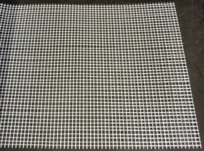 Gelege (= Gewebe), Foto siehe Anlage,
- laut Antrag:
-- als Meterware, in verschiedenen Breiten, mit einer Mindestbreite von mehr als 30 cm,
-- aus Garnen aus synthetischen Filamenten (Polyester),
-- mit Bindemittel (Polyvinylchlorid = PVC)) verfestigt,
- die Gewebe sollen laut Antrag mit Kunststoff (Polyvinylchlorid) getränkt sein; 
  ein Tränken mit Kunststoff ist jedoch mit bloßem Auge nicht wahrnehmbar
  (somit keine Ware der Position 5903),
- aus zwei Lagen parallel gelegter Spinnstoffgarne; die Lagen liegen im rechten Winkel
  übereinander und sind an den Berührungspunkten mit Bindemittel verklebt; stellt sich 
  nicht als geknüpftes Netz der Position 5608 dar,
- an den Kanten nicht gesäumt (nicht konfektioniert), damit auch kein konfektioniertes Netz 
  der Position 5608.

"Gewebe aus Garnen aus synthetischen Filamenten, Gewebe im Sinne der Anmerkung 9 zu Abschnitt XI"