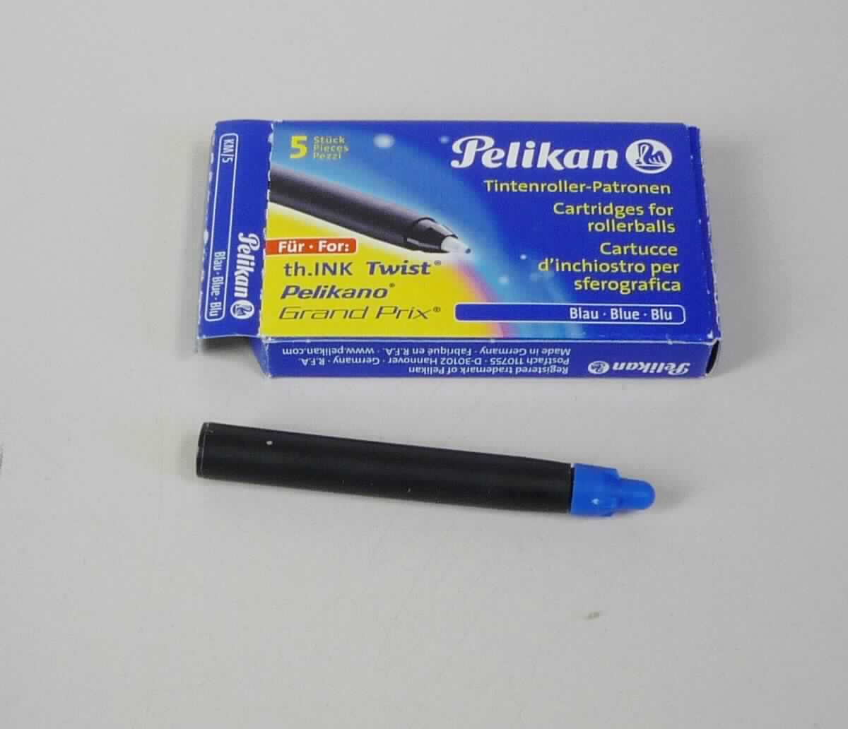 Bei der als Tinten-Patrone KM5 bezeichneten Ware handelt e sich um eine mit Schreibfarbe (blau oder rot) gefüllte Patrone mit integrierter Rollerspitze, versehen mit einer Schutzkappe. Sie ist ca. 60 mm lang (Gesamtlänge inklusive Kappe) und hat einen Durchmesser von ca. 7 mm. Die als Patrone bezeichnete Ware wird in einem Tintenroller als Schreibmine verwendet und besteht einem Tintenbehälter und einer mit einer Kugel versehenen Schreibspitze. Jeweils 5 Erzeugnisse sind in einer Pappschachtel verpackt.

Die Ware ist als "erkennbares Teil eines Kugelschreibers, Mine für einen Kugelschreiber bestehend aus Kugel und Tintenbehälter" einzureihen.