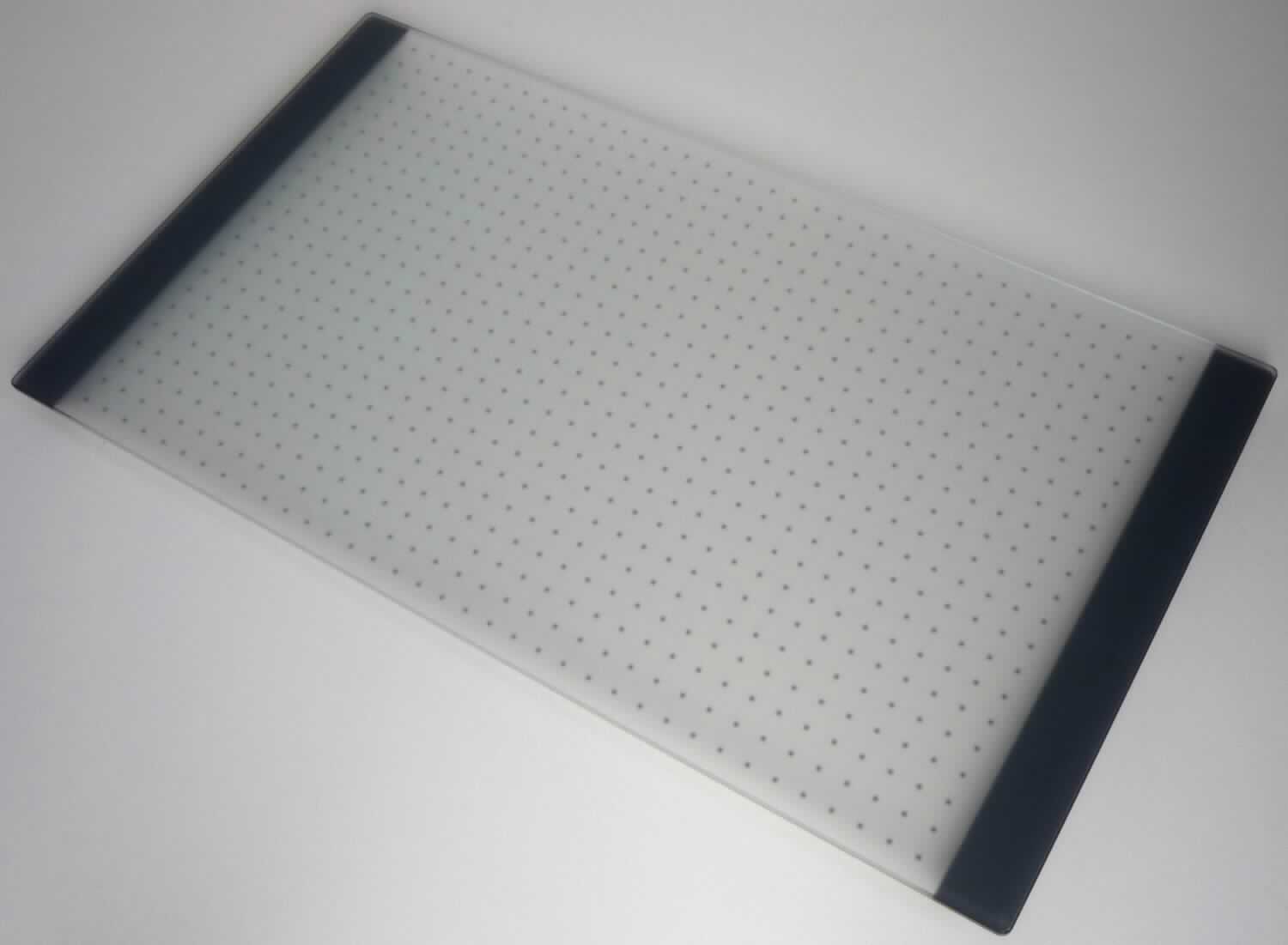Glasware zur Verwendung in der Küche, sog. Glasschneidebrett für Küchenspülen, Foto siehe Anlage, 
- in Form einer rechteckigen Platte mit geschliffenen Kanten und abgerundeten Ecken, 
- in den Abmessungen: ca. 54 cm x (Breite) x 30 cm (Tiefe) x 0,5 cm (Höhe), 
- aus mattem, vorgespanntem Glas (laut Antrag aus thermisch gehärtetem Floatglas),
- an den Schmalseiten der Unterseite mit Stellkanten aus Kunststoff.

"Glasware zur Verwendung in der Küche, nicht aus Glaskeramik, kein Trinkglas, aus vorgespanntem Glas"