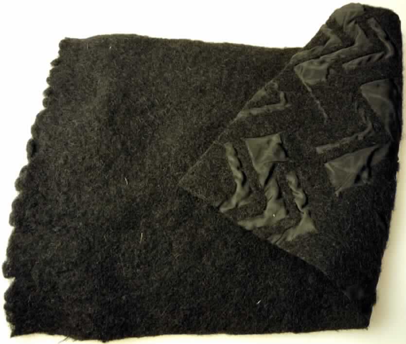 Textillaminat, sog. Oberstoff, Saison Winter 2012, Art. 7620, Foto siehe Anlage,
- als Meterware; laut Antrag mit einer Breite von 1,30 m,
- laut Untersuchungsergebnis:
-- aus zwei mit ihrer ganzen Fläche aufeinander liegenden und so miteinander durch partielle Nadelung (mit 
   Fasern des Gewirkes) verbundenen Lagen: 
--- mit einer Außenlage aus einem gefärbten Gewebe aus ungezwirnten, nicht hochfesten Garnen aus 
    Polyamidfilamenten, in Leinwandbindung,
--- mit einer Innenlage aus einem gefärbten Kuliergewirke, aus ca. 70 GHT Wolle und ca. 30 GHT Polyester-
    Spinnfasern, einseitig geraut,
- insbesondere im Hinblick auf die Verwendung als Bekleidungsstoff bestimmt das die Schauseite bildende Gewebe 
  den Charakter der Ware.

"Textillaminat aus Gewebe aus Garnen aus synthetischen Filamenten (charakterbestimmend), anderes als in den 
 Unterpositionen 5407 10 bis 5407 30 genannte, mit einem Anteil an Filamenten aus Polyamiden von mehr als 
 85 GHT, gefärbt und aus Gewirke, anderes als in den Positionen 6001 bis 6005 genannte"