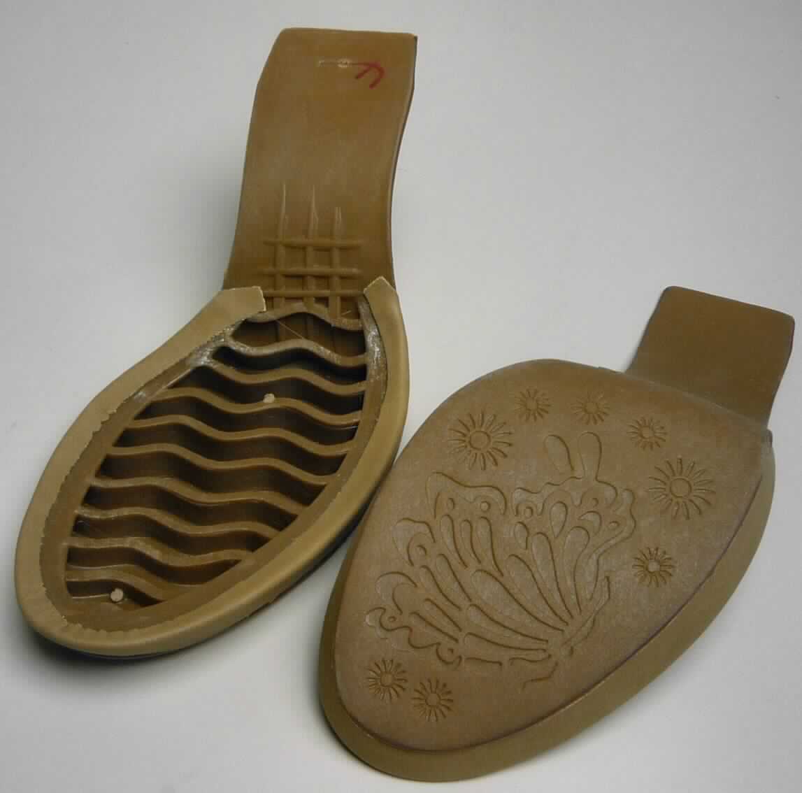 Schuhteile/Laufsohlen (lt. Antrag: "2 Sohlen", Foto siehe Anlage)
- aus (lt. Antrag) Kunststoff,
- auf der Unterseite leicht profiliert, auf der Innenseite mit waffelartig geformten Stegen,
- nicht handgearbeitet

"Schuhteile (Laufsohlen) aus Kunststoff, nicht handgearbeitet"