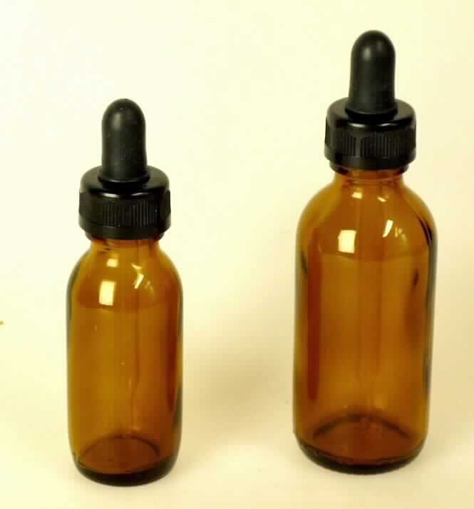Flasche aus Glas, sog. Pipettenflakon, gefärbt, Foto siehe Anlage,
- zylinderförmige Flasche aus gewöhnlichem, gefärbtem Glas,
- zur Öffnung hin schmäler werdend,
- mit einem kurzen Hals mit Schraubgewinde,
- in verschiedenen Größen von 5 ml bis 200 ml (laut Antrag),
- mit einem Schraubdeckel aus Kunststoff mit integriertem Tropfenzähler,
- - mit einer innen angesetzten, spitz zulaufenden Pipette aus Glas,
- - mit einem auf dem Deckel befestigten Tropfbalg aus Kunststoff,
- die Glasflasche bestimmt nach dem Umfang und ihrer Bedeutung in Bezug auf
  die Verwendung den wesentlichen Charakter der zusammengesetzten Ware,
- soll dem Transport und der Aufbewahrung verschiedenster Flüssigkeiten dienen.

"Flasche aus gefärbtem Glas, zu Transport- oder Verpackungszwecken,
 nicht aus Glasröhren hergestellt, mit einem Nenninhalt von weniger als 2,5 l,
 weder für Nahrungsmittel und Getränke noch für pharmazeutische Erzeugnisse"