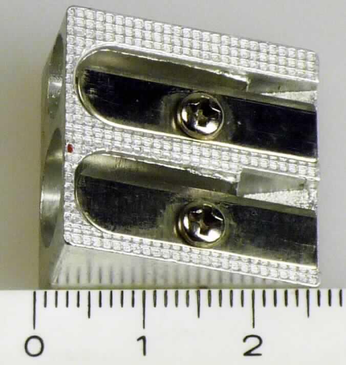 Bei den Erzeugnissen handelt es sich um Bleistift-Doppelspitzer mit zwei auswechselbaren, geschliffenen Klingen aus unedlem Metall, die in ein Gehäuse aus unedlem Metall eingesetzt sind. Die Erzeugnisse haben zwei unterschiedlich große Öffnungen für Stifte verschiedener Durchmesser.
Abmessungen (L x B x max. Höhe): etwa 2,5 cm x 2,5 cm x 1,3 cm

Abbildung siehe Anlage.

Derartige Waren gehören als "andere Schneidwaren (Bleistiftspitzer)" zur Codenummer 8214 1000 00 des Integrierten Zolltarifs der EG (TARIC).