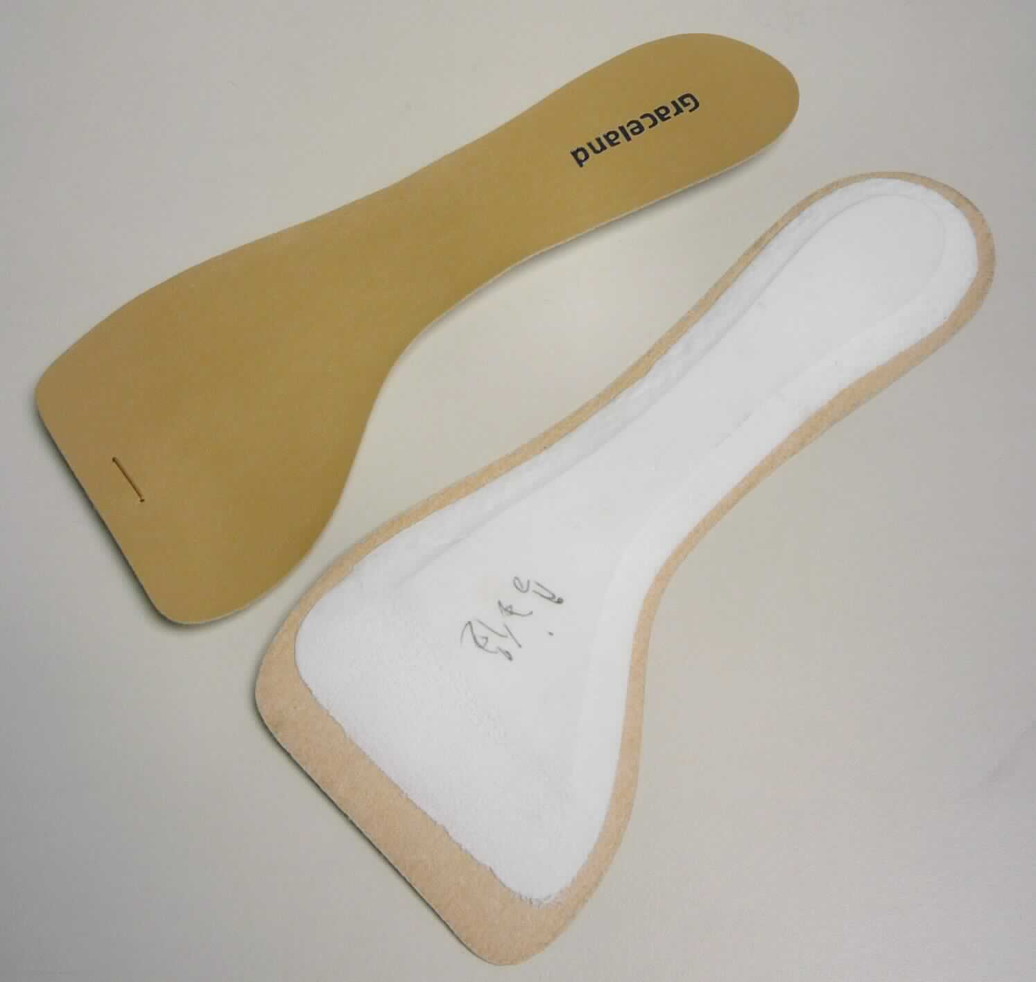 Schuhteile/Decksohlen (lt. Antrag "2 Decksohlen", Foto siehe Anlage)
- annähernd in der Form einer Fußsohle,
- werden als Innenauskleidung in die Schuhe eingeklebt (damit keine Einlegesohlen),
- nicht handgearbeitet

"Schuhteile (Decksohlen), nicht handgearbeitet"