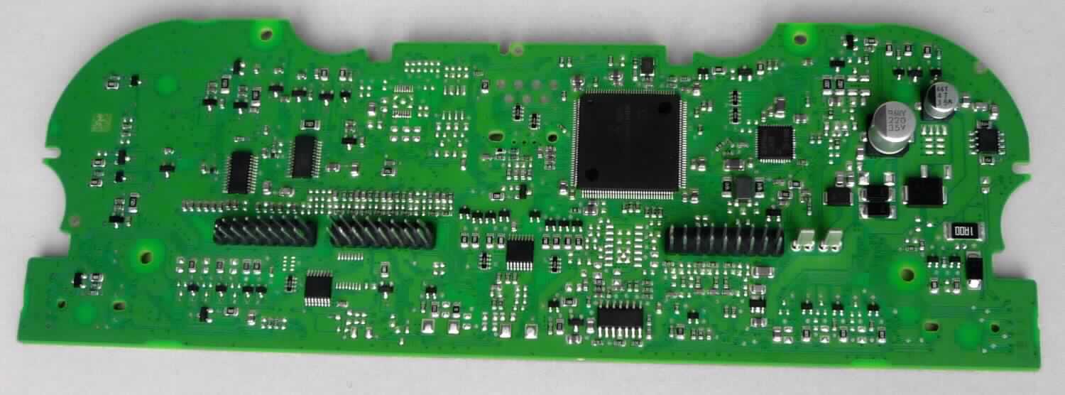 Unvollständiger elektronischer Thermostat, im Wesentlichen bestehend aus einer mit integrierten elektronischen Schaltungen, Dioden, Transistoren, elektrischen Anschlusskontakten sowie weiteren elektrischen und elektronischen Bauelementen bestückten Leiterplatte mit den Abmessungen von ca. 200 x 70 mm (siehe Abbildung in der Anlage). Die Baugruppe erhält fortlaufend oder periodisch über die CAN- und LIN-Bus-Schnittstelle Messwerte von verschiedenen externen Sensoren (nicht Gegenstand dieser vZTA-Entscheidung, deshalb unvollständiger Thermostat) aktuelle Messwerte (Istwerte) und vergleicht diese mit voreingestellten Sollwerten, um so die Temperatur im Fahrzeuginnenraum automatisch gegen störende Einflüsse, wie z.B. die veränderte Sonneneinstrahlung auf den Sollwert einzuregeln.
Die Ware wird als "elektronisches Gerät zum Regeln der Temperatur (Thermostat), nicht für zivile Luftfahrzeuge bestimmt" eingereiht.
