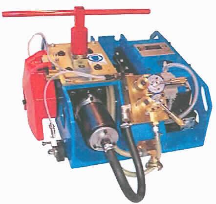 Rohrfräse
- aus Schneidwerk mit Aufnahmen für Schneidblatt und Fräswerkzeug, Schneidwerkkontrolle, 
  ventilgesteuertem Vorschub, pneumatischer Antriebseinheit mit Antriebswelle und Spann-
  vorrichtung mit vierspuriger Spannkette, in einem Stahl-Gehäuse (Abmessungen: 560 x 650
  x 360 mm) mit Handhabungsgriff sowie mit Spezialwerkzeug (Abbildung siehe Anlage),
- zum Ausführen von kalten Trennschnitten an Rohrleitungen und Tanks aus Metall (kenn-
  zeichnende Haupttätigkeit) und Anbringen einer Fase für die Schweißnahtvorbereitung der
  Trennstelle,
- geliefert mit Druckluftschlauch mit Luftöler und Schmiermittel in einem Transportkasten
  aus Stahl.
Die Rohrfräse bestimmt den Charakter des Ganzen.

"Trennmaschine zur Metallbearbeitung (Warenzusammenstellung aus charakterbestimmender Werkzeugmaschine (kombinierte Maschine) zum Trennen von Rohren - kennzeichnende Haupttätigkeit - und Fräsen der Trennstelle mit Spezialwerkzeug sowie Druckluftschlauch und Schmiermittel, in einem Transportkasten - sog. Rohrfräse (pneumatische Ausführung)"