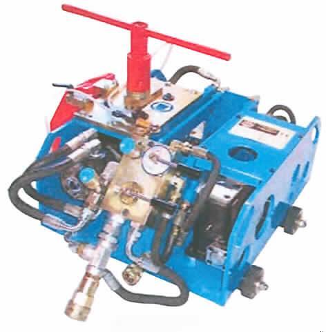 Rohrfräse
- aus Schneidwerk mit Aufnahmen für Schneidblatt und Fräswerkzeug, Schneidwerkkontrolle,
  ventilgesteuertem Vorschub, hydraulischer Antriebseinheit mit Antriebswelle und Spann-
  vorrichtung mit vierspuriger Spannkette, in einem Stahl-Gehäuse (Abmessungen: 560 x 650
  x 360 mm) mit Handhabungsgriff sowie mit Spezialwerkzeug (Abbildung siehe Anlage),
- zum Ausführen von kalten Trennschnitten an Rohrleitungen und Tanks aus Metall (kenn- 
  zeichnende Haupttätigkeit) und Anbringen einer Fase für die Schweißnahtvorbereitung der
  Trennstelle,
- geliefert mit Hydraulikschlauch mit Schnellkupplung und Schmiermittel in einem Trans-
  portkasten aus Stahl.
Die Rohrfräse bestimmt den Charakter des Ganzen

"Trennmaschine zur Metallbearbeitung (Warenzusammenstellung aus charakterbestimmender Werkzeugmaschine (kombinierte Maschine) zum Trennen von Rohren - kennzeichnende Haupttätigkeit - und Fräsen der Trennstelle mit Spezialwerkzeug sowie Druckluftschlauch und Schmiermittel, in einem Transportkasten) - sog. Rohrfräse (hydraulische Ausführung)"