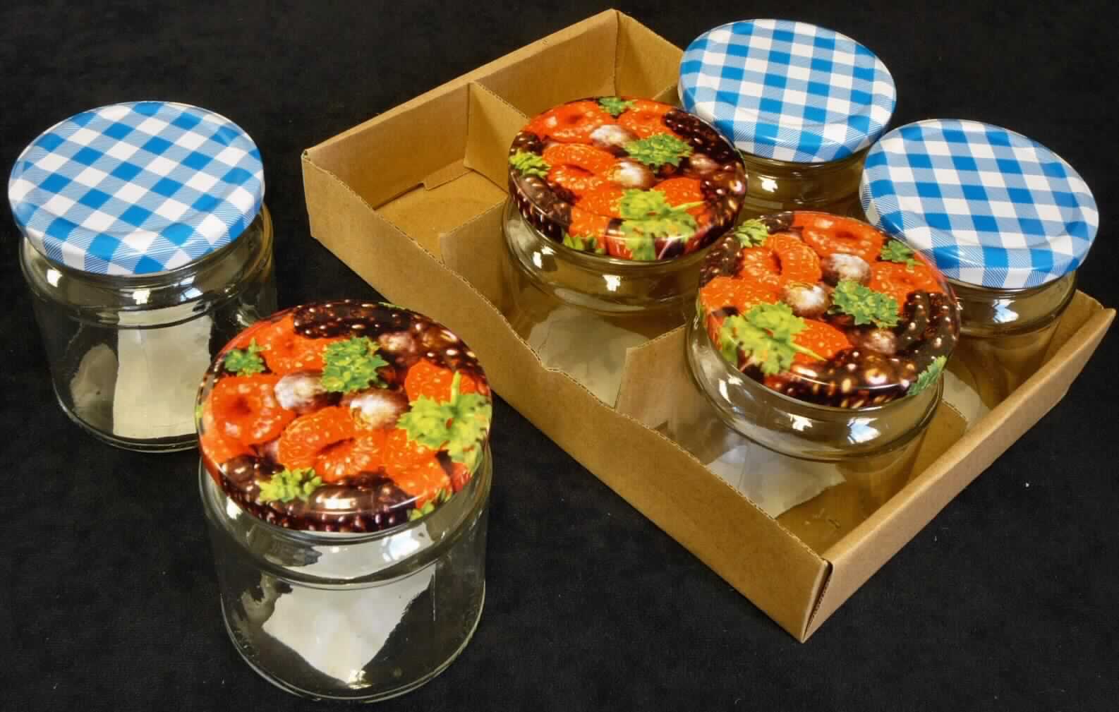 Haushaltskonservengläser, sog. Einmach- / Marmeladen- / Konservengläser aus Glas mit Deckel, Foto siehe Anlage,
- zylinderförmiges Behältnis; oben mit breiter Öffnung,
- mit einer Höhe von etwa 8,5 cm und einem Durchmesser von etwa 7,5 cm,
- am oberen Rand mit einem Schraubgewinde,
- aus klarsichtigem, gewöhnlichem Glas,
- mit einem bunt bedruckten Deckel aus unedlem Metall,
- das Glasbehältnis bestimmt nach dem Umfang und der Bedeutung des Stoffes in Bezug 
  auf die Verwendung den wesentlichen Charakter der zusammengesetzten Ware,
- 6 Gläser sind gemeinsam in einem für diese Ware üblichen Pappkarton, mit Pappeinsätzen unterteilt und 
  ganzseitig mit Kunststofffolie umspannt verpackt.

"Haushaltskonservengläser"
