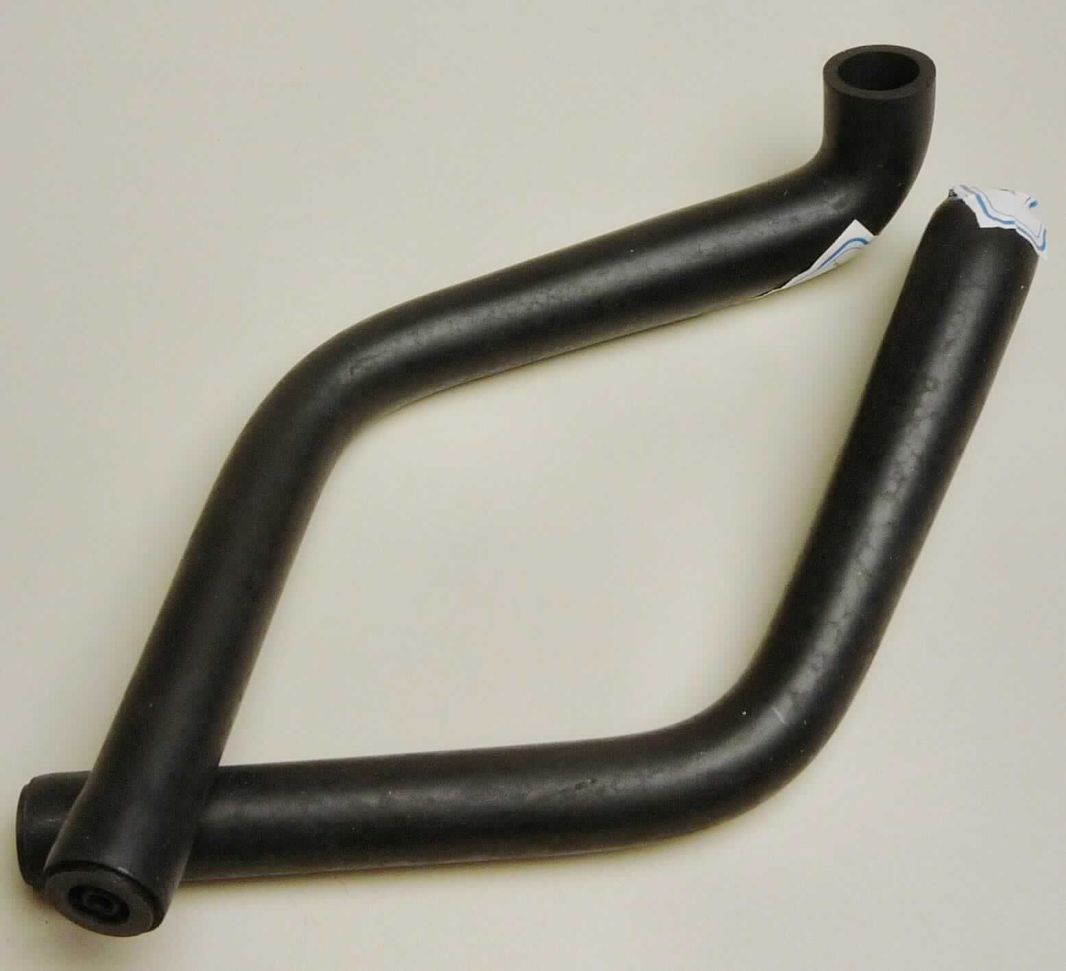 Angabe des Antragstellers: 
Formschlauch - Teilenr. 70601470 - 0359-070-0019
Formschlauch für Luftfilter im Auto
Material: EPDM-Kautschuk

Untersuchungsergebnisse an Warenmustern:
Doppelt gekrümmte, sich leicht verjüngende Schläuche aus einem schwarzen, elastischen Material (Außendurchmesser: ca. 1,8 bzw. 1,6 cm; Innendurchmesser: ca. 1,3 cm). Die Schlauche sind einseitig mit einem eingesteckten Formstück aus schwarzem Kunststoff versehen.

Befund:
Es liegt ein Schlauch aus Weichkautschuk mit Formstücken im Sinne der Unterposition 4009 1200 vor.