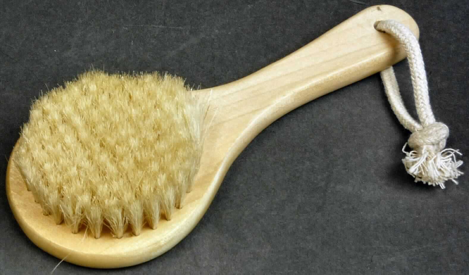 Sog. "Bürste für Körperpflege", siehe Abbildung, ca. 20,0 x 7,5 cm (= L x B) groß, im Wesentlichen bestehend aus einem Griff und einer Fassung aus Holz, die mit einer Schlaufe versehen ist und am Bürstenkopf über ca. 2 cm langes Einzugsmaterial verfügt, welches in zahlreichen Büscheln angeordnet ist.

Die Bürste dient der Körperpflege.

Das Erzeugnis ist als "Bürste zur Körperpflege, andere als Zahnbürsten und Haarbürsten" einzureihen.