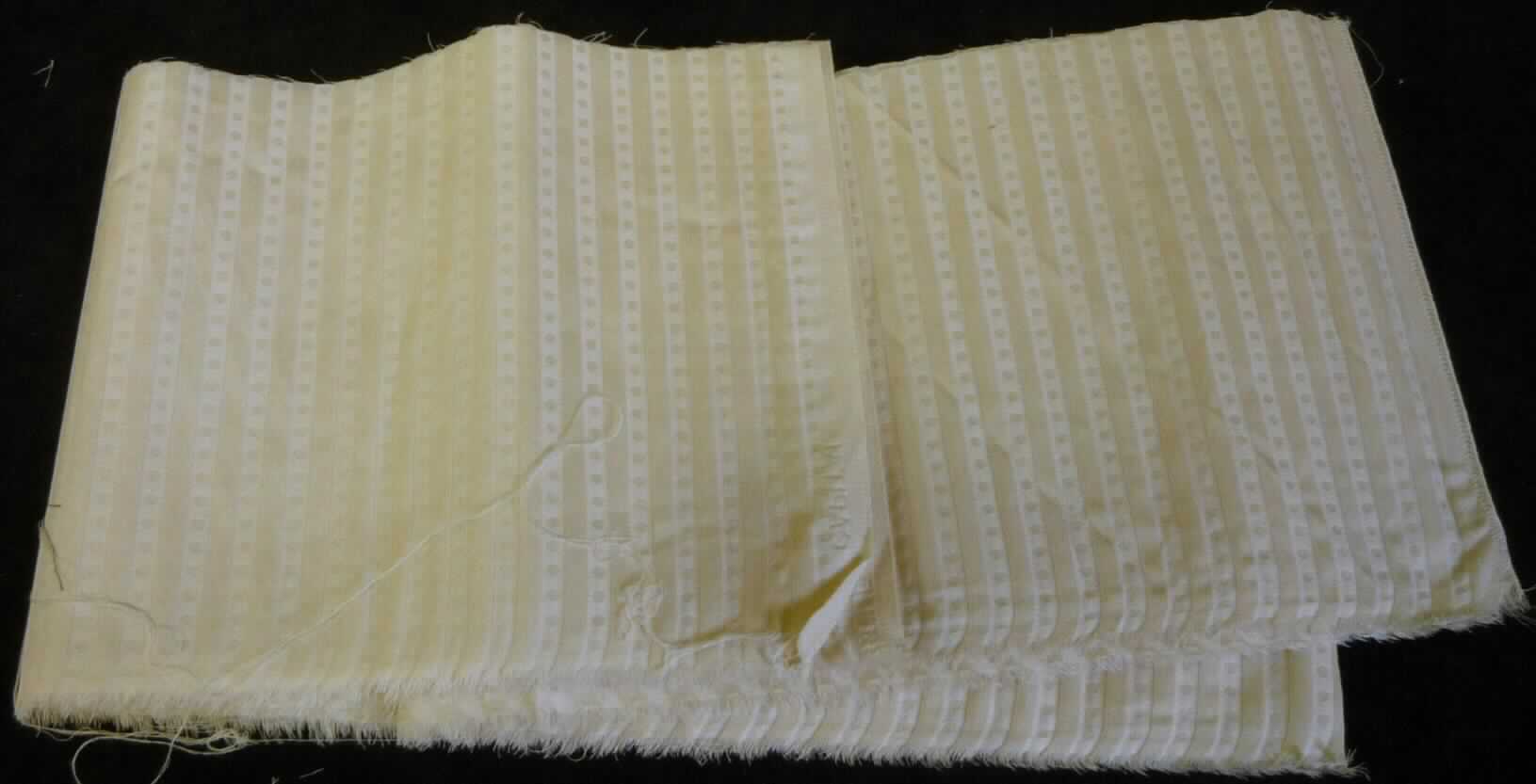 Jacquardgewebe, sog. Baumwollgewebe roh, Foto siehe Anlage,
- als Meterware,
- laut Antrag:
-- mit einer Breite von etwa 178 cm,
-- rohes Gewebe,
- lt. Untersuchungsergebnis:
-- Jacquardgewebe (weder in Leinwand- noch in Köperbindung),
-- aus mercerisierter Baumwolle,
-- ohne pflanzliche Reste, 
-- mit einem Quadratmetergewicht von 134 g.

"Gewebe aus Baumwolle, mit einem Anteil an Baumwolle von mehr als 85 GHT und einem Quadratmetergewicht
 von weniger als 200 g, roh, anderes als in den Unterpositionen 5208 11 bis 5208 13 genannte"