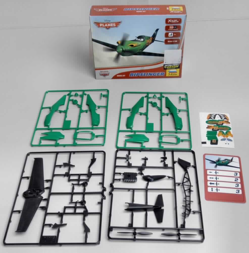 Bei der durch ein Warenmuster veranschaulichten Ware handelt es sich um eine Kombination
von einem Modell der Position 9503 und einer anderen Ware in Aufmachung für den
Einzelverkauf. Die Kombination hat den wesentlichen Charakter von Spielzeug und bestehend aus:
- einem Bausatz aus Kunststoff für ein maßstabgetreu verkleinertes Modell (1:100 lt. Angabe
  auf der Verpackung) eines Flugzeuges aus dem Disney-Film "Planes" (sog. "Ripslinger"; 
  in der Form dem US-Jagdflugzeug vom Typ Curtiss-Wright XP-60 nachempfunden); 
  der Bausatz liegt in Form von grünen und schwarzen Kunststoffspritzlingen vor, aus denen die 
  Einzelteile herauszulösen und zusammenzubauen sind; zur späteren Dekoration des 
  Flugzeuges ist ein Stickerbogen u.a. mit Schriftzügen, Symbolen und Zahlen beigefügt
sowie
- einer rechteckigen, beidseitig bunt bedruckten Spielkarte (sog. Aktionskarte; Größe ca. 
  8,5 x 5,5 cm) aus Pappe mit entsprechenden Abbildungen des Flugzeugs und Zahlenwerten
  zur Ausführung eines Rennspiels.
Die Kombination ist zusammen mit einer Bauanleitung mit Warnhinweisen in einem bunt 
bedruckten Pappkarton für den Einzelverkauf aufgemacht.

Die Ware ist als "maßstabgetreu verkleinertes Modell zum Zusammenbauen" einzureihen.