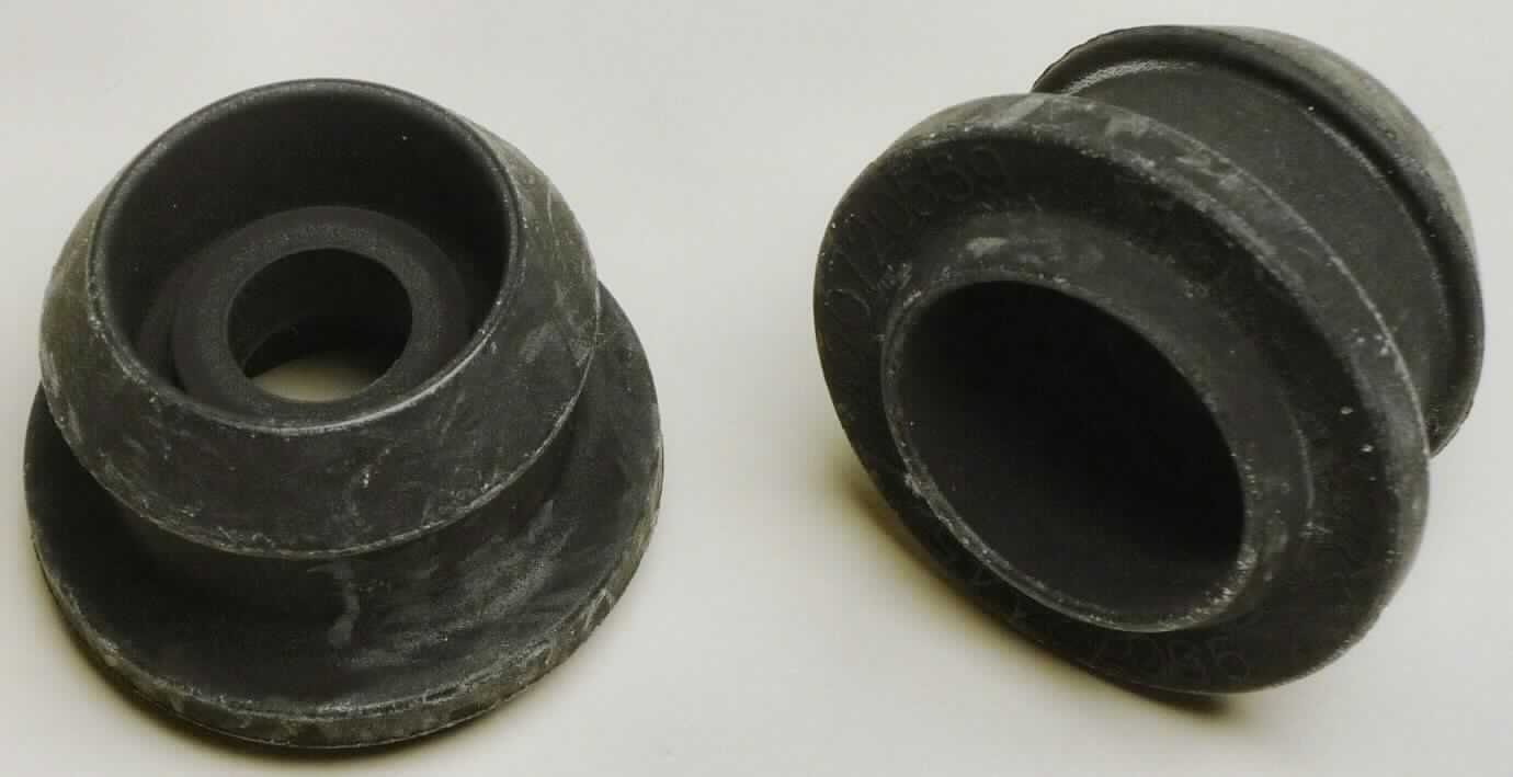 Angaben des Antragstellers:
Buffer / Puffer - Teilenr. 1111273S01 / 0245-070-0102
Verwendungszweck: 1. Fixierung der Luftfilter im Motorraum (Ansaugkrümmer) im Auto. 2. Dämpfung vom Motor im Auto.
Material: NBR-Kautschuk

Untersuchungsergebnisse an Warenmustern:
Ringförmige, sich verjüngende Formteile mit umlaufender Nut aus einem schwarzen, elastischen Material (Außendurchmesser: ca. 3,5 bzw. 2,3 cm, Innendurchmesser: ca. 2,1 cm; Höhe: ca. 2,4 cm).

Befund:
Es liegt ein Formteil aus Weichkautschuk von der für Kraftfahrzeuge der Positionen 8701 bis 8705 bestimmten Art im Sinne der Unterposition (KN) 4016 9957 vor.