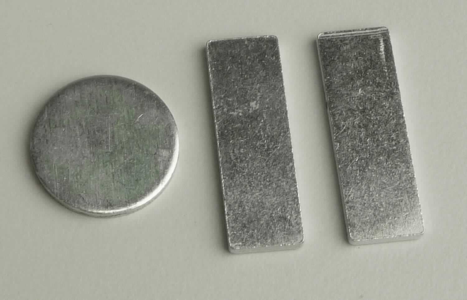Runde Stahlplättchen

Bei der Ware handelt es sich um ein aus einem flachgewalzten Erzeugnis rund gestanztes Plättchen (Durchmesser 20 mm; Dicke 2 mm) aus nicht legiertem Stahl (Q 195) mit verzinkter Oberfläche. Diese Erzeugnisse werden als Gegenstück zu einem Magneten in Kartonagen aus Papier zu Verschlusszwecken verklebt.

Die Ware ist als "flachgewalztes Erzeugnis aus nicht legiertem Stahl, mit einer Breite von 600 mm oder mehr, plattiert oder überzogen, elektrolytisch verzinkt, nur oberflächenbearbeitet oder nur anders als quadratisch oder rechteckig zugeschnitten" in den TARIC-Code 7210 3000 10 einzureihen.