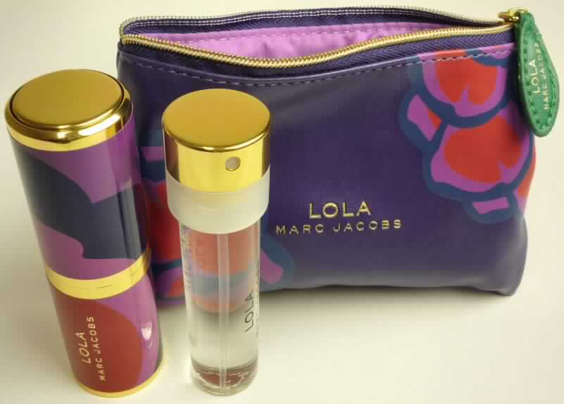 Duftwasser; Purse Spray

Bei der vorgelegten Ware handelt es sich um ein Eau de Parfum Spray. Das Spray ist in zwei Glasröhrchen (Inhalt jeweils 20 ml) mit Zerstäuberaufsatz abgefüllt. Der eine Behälter liegt in einer Kunststoffhülse mit Mechanik zum Herausdrehen vor, der andere stellt einen Ersatzbehälter dar, sog. Nachfüllpackung. Beide Behälter sind in einer einfachen Kunstledertasche (Abmessungen ca. 14 cm x 10 cm) mit Reißverschluss in einem Pappkarton für den Einzelverkauf aufgemacht.

Zolltariflich liegt ein Duftwasser der Position 3303 der Kombinierten Nomenklatur vor.