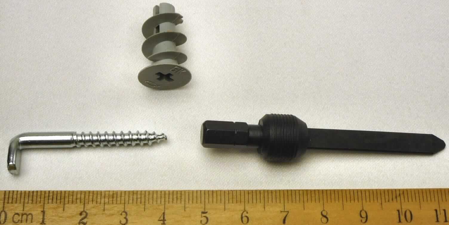 Es handelt sich um aus Stahl gefertigte, etwa 40 mm lange Erzeugnisse, die an einem Ende mit einem Gewinde versehen und am anderen Ende zu einem Winkelhaken ausgearbeitet sind.
Die Erzeugnisse sind zu fünf Stück gemeinsam mit fünf passgenauen Dübeln aus Kunststoff sowie einem sog. Setzwerkzeug aus Stahl in einer Blisterverpackung für den Einzelverkauf aufgemacht. Sie dienen zur Befestigung von z. B. Bildern, Lampen, Sockelleisten, Schlüsselkästen, usw.
- Antragstellerangaben -
Die sog. Winkelhaken bestimmen insbesondere aufgrund ihrer Bedeutung für die Verwendung und ihres Wertes den Charakter der Warenzusammenstellung.

Abbildung siehe Anlage. 

Derartige Erzeugnisse gehören als "andere Schraubhaken aus Stahl, mit Gewinde" zum TARIC-Code 7318 1300 90.