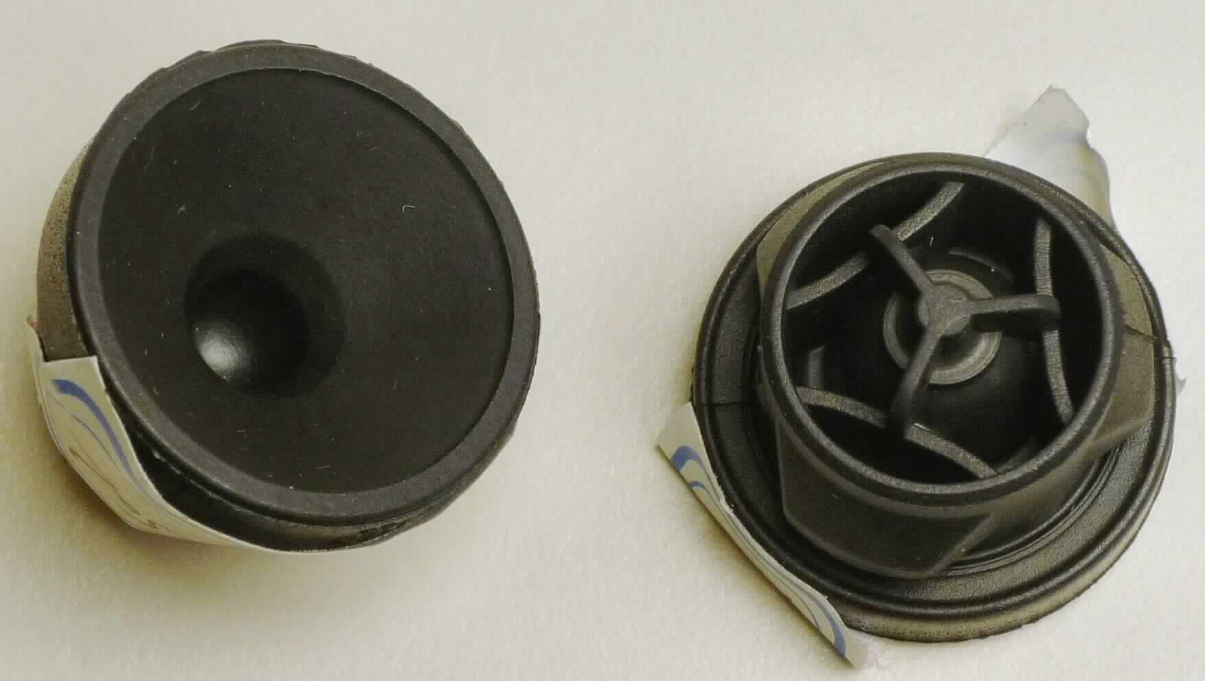 Angaben des Antragstellers: 
Rubber Mounting / Entkopplungselement - Teilenr. 70595075 / 0359-070-0015
Verwendungszweck: Entkopplungselement für Luftfilter im Auto
Material: EPDM-Kautschuk

Untersuchungsergebnisse an Warenmustern:
Runde, kappenartige Formteile (Durchmesser: ca. 2,5 cm; Höhe: ca. 1,8 cm) aus einem schwarzen, elastischen Material. Die Formteile sind einseitig mit einem Trichter ohne Öffnung versehen.

Befund:
Es liegt ein Formteil aus Weichkautschuk von der für Kraftfahrzeuge der Positionen 8701 bis 8705 bestimmten Art im Sinne der Unterposition (KN) 4016 9957 vor.