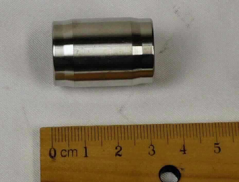 Rohrverbindungsstück aus Stahl; Pressfassung aus Edelstahl

Die Ware stellt sich dar als ein metallisches, ca. 3 cm langes Hohlerzeugnis mit einem Außendurchmesser von ca. 2 cm. Dieses ist an einem Ende offen und an dem anderen Ende mit einer kreisrunden Lochung (Durchmesser ca. 11 mm) versehen. Das Erzeugnis ist an beiden Enden leicht abgestuft und innen, entsprechend der Verwendung, mit mehreren Rillen versehen. Als Material wird nach den Angaben ein nicht rostender Stahl (Werkstoffnummer 1.4571) verwendet. Die sog. Pressfassung dient der Verbindung von Hydraulikleitungen (Schläuchen).

Die Ware ist als anderes Rohrverbindungsstück aus nicht rostendem Stahl in den TARIC-Code 7307 2980 90 einzureihen.