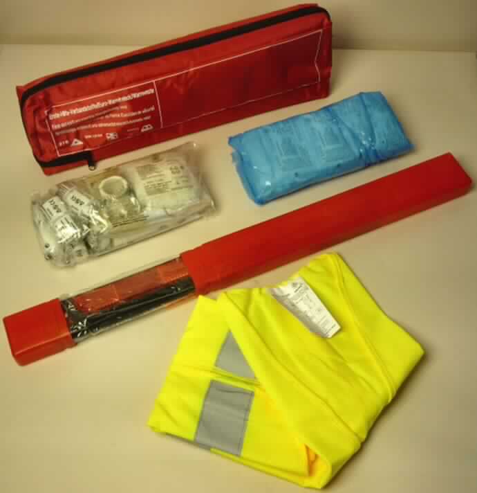 Tasche mit Apothekenausstattung für erste Hilfe.

Die Ware besteht aus einer Tasche aus Kunststoff mit Reißverschluss, die folgendes Erste-Hilfe-Material in zwei getrennten Kunststoffbeuteln verpackt enthält:
1 Heftplaster 5 m x 2,5 cm;
8 Wundschnellverbände 10 cm x 6 cm;
3 Verbandpäckchen 8 cm x 10 cm (steril);
1 Verbandpäckchen 10 cm x 12 cm (steril);
2 Verbandtücher 400 mm x 600 mm (steril);
1 Verbandtuch 600 mm x 800 mm (steril);
2 elastische Fixierbinden 6 cm x 4 m;
3 elastische Fixierbinden 8 cm x 4 m;
6 Wundkompressen 10 cm x 10 cm (steril);
2 Dreiecktücher 136 cm x 96 cm x 96 cm;
1 Rettungsdecke gold/silber 160 cm x 210 cm;
1 Schere;
1 Rettungsdecke 210 cm x 160 cm
4 Einmalhandschuhe
1 Erste-Hilfe-Broschüre
1 Inhaltsverzeichnis.

Die Ware liegt zusammen mit einer Warnweste und einem Warndreieck als sog. Erste-Hilfe-Kombi-Verbandtasche vor.
Zolltariflich handelt es sich bei der Erste-Hilfe-Kombi-Verbandtasche nicht um eine zusammengesetzte Ware oder Warenzusammenstellung i.S. der AV 3b), da nicht alle Bestandteile der Befriedigung eines gemeinsamen Bedarfs dienen oder sich gegenseitig ergänzen. Die Bestandteile sind getrennt in den Zolltarif einzureihen. Das Erste-Hilfe-Set ist als Tasche mit Apothekenausstattung für erste Hilfe in die Unterposition 3006 5000 der Kombinierten Nomenklatur einzureihen. Für die Warnweste und das Warndreieck wird jeweils eine gesonderte Zolltarifauskunft erteilt.