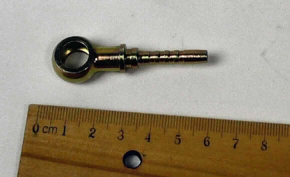 Rohrformstück aus Stahl; Ringnippel

Die Ware stellt sich dar als ein metallisches, ca. 55 mm langes Hohlerzeugnis (Innendurchmesser ca. 3 mm, max. Außendurchmesser ca. 10 mm), das an einem Ende zu einem Ring mit mehreren Abstufungen und an dem anderen Ende zu einem sog. Dorn (Schlauchtülle) ausgearbeitet ist. Als Material wird nach den Angaben verzinkter, nicht legierter Stahl (Automatenstahl, 11SMnPb30+C) verwendet. Der Ringnippel wird in Kombination mit einer sog. Hohlschraube (nicht Gegenstand der vZTA) als Verbindungs- bzw. Anschlussstück für Hydraulikschläuche/-rohre verwendet.

Die Ware ist als anderes Rohrformstück, aus anderem als nicht rostendem Stahl, mit einem größten äußeren Durchmesser von 609,6 mm oder weniger, in die Codenummer 7307 9980 98 0 des Zolltarifs einzureihen.