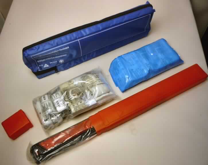Tasche mit Apothekenausstattung für erste Hilfe.

Die Ware besteht aus einer Tasche aus Kunststoff mit Reißverschluss, die folgendes Erste-Hilfe-Material in zwei getrennten Kunststoffbeuteln verpackt enthält:
1 Heftplaster 5 m x 2,5 cm;
8 Wundschnellverbände 10 cm x 6 cm;
3 Verbandpäckchen 8 cm x 10 cm (steril);
1 Verbandpäckchen 10 cm x 12 cm (steril);
2 Verbandtücher 400 mm x 600 mm (steril);
1 Verbandtuch 600 mm x 800 mm (steril);
2 elastische Fixierbinden 6 cm x 4 m;
3 elastische Fixierbinden 8 cm x 4 m;
6 Wundkompressen 10 cm x 10 cm (steril);
2 Dreiecktücher 136 cm x 96 cm x 96 cm;
1 Rettungsdecke gold/silber 160 cm x 210 cm;
1 Schere;
4 Einmalhandschuhe
1 Erste-Hilfe-Broschüre
1 Inhaltsverzeichnis.

Die Ware liegt zusammen mit einem Warndreieck als sog. Erste-Hilfe-Kombi-Verbandtasche vor.
Zolltariflich handelt es sich bei der Erste-Hilfe-Kombi-Verbandtasche nicht um eine zusammengesetzte Ware oder Warenzusammenstellung i.S. der AV 3b), da nicht alle Bestandteile der Befriedigung eines gemeinsamen Bedarfs dienen oder sich gegenseitig ergänzen. Die Bestandteile sind getrennt in den Zolltarif einzureihen. Das Erste-Hilfe-Set ist als Tasche mit Apothekenausstattung für erste Hilfe in die Unterposition 3006 5000 der Kombinierten Nomenklatur einzureihen. Für das Warndreieck wird eine gesonderte Zolltarifauskunft erteilt.