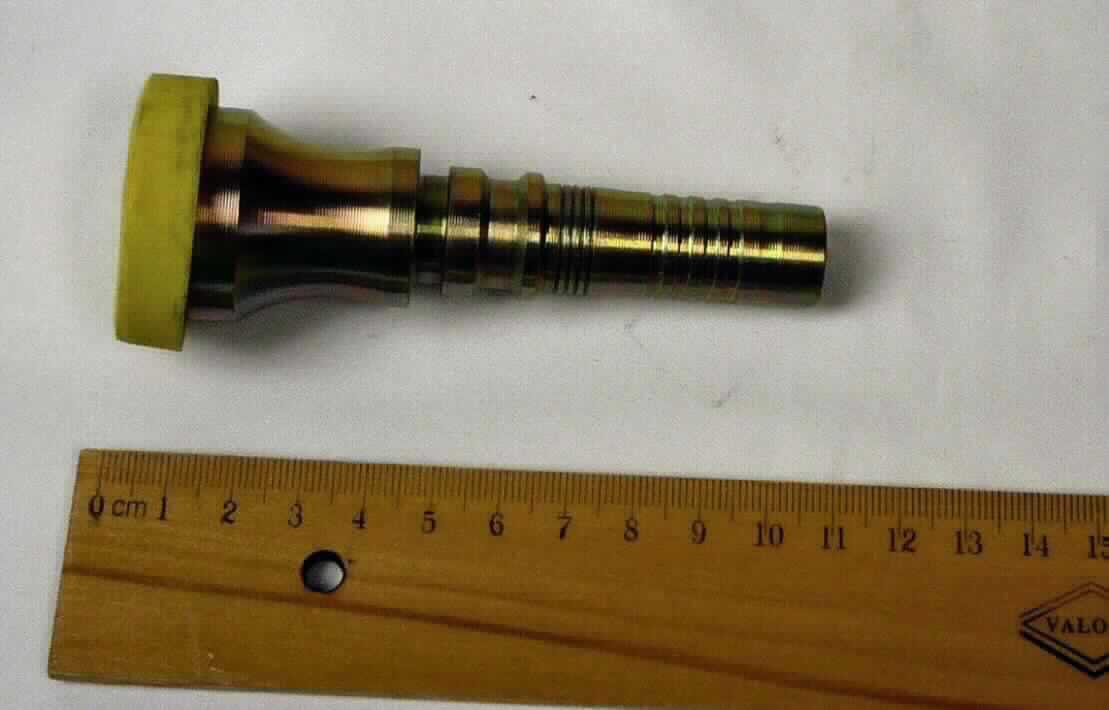 Rohrverbindungsstück aus Stahl; Flanschbund 

Die Ware stellt sich dar als ein metallisches, ca. 10,2 cm langes Hohlerzeugnis mit einem Durchmesser von ca. 3,8 cm. Dieses ist über die gesamte Länge mehrfach abgestuft und seiner Verwendung entsprechend ausgeformt. Als Material wird nach den Angaben ein nicht legierter, verzinkter Stahl verwendet. Das Erzeugnis ist an dem Ende mit dem größeren Durchmesser mit einer Abdeckkappe aus Kunststoff versehen. Der sog. Flanschbund dient der Verbindung von Hydraulikleitungen (Schläuchen).

Die Ware ist als anderes Rohrverbindungsstück, aus anderem als nicht rostendem Stahl, mit einem größten äußeren Durchmesser von 609,6 mm oder weniger, in die Codenummer 7307 9980 98 0 des Zolltarifs einzureihen.