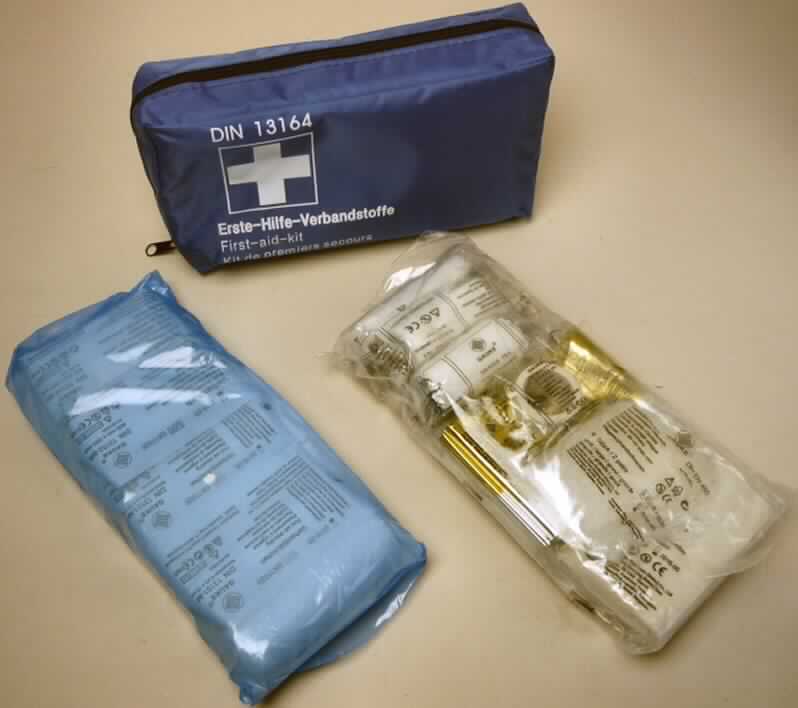 Behältnis mit Apothekenausstattung für erste Hilfe.

Bei der Ware handelt es sich um eine in Klarsichtfolie eingeschweisste etwa 23,5 cm x 14,5 cm x 8 cm große rechteckige blaue Kunststofftasche mit Reißverschluss und rückseitig aufgenähtem schwarzen Klettbandstreifen. In der Tasche ist zwei getrennten Kunststoffbeuteln folgendes Erste-Hilfe-Material enthalten:
1 Heftplaster 5 m x 2,5 cm;
8 Wundschnellverbände 10 cm x 6 cm;
3 Verbandpäckchen 8 cm x 10 cm (steril);
1 Verbandpäckchen 10 cm x 12 cm (steril);
2 Verbandtücher 40 cm x 60 cm (steril);
1 Verbandtuch 60 cm x 80 cm (steril);
6 Wundkompressen 10 cm x 10 cm, paarweise verpackt (steril);
2 elastische Fixierbinden 6 cm x 4 m;
3 elastische Fixierbinden 8 cm x 4 m;
1 Rettungsdecke gold/silber 210 cm x 160 cm;
2 Dreiecktücher 136 cm x 96 cm x 96 cm;
1 Schere;
4 Einmalhandschuhe
1 Erste-Hilfe-Anleitung
1 Inhaltsverzeichnis.

Zolltariflich handelt es sich bei der Ware um eine Tasche mit Apothekenausstattung für erste Hilfe der Unterposition 3006 5000 der Kombinierten Nomenklatur.