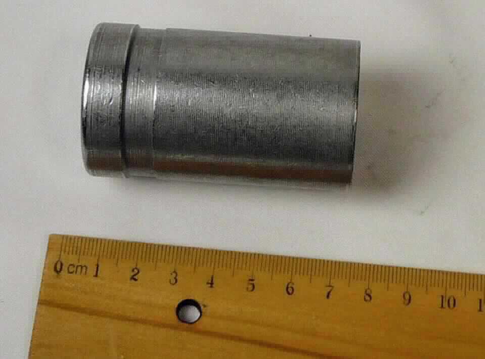 Rohrverbindungsstück aus Stahl; Pressfassung 

Die Ware stellt sich dar als ein metallisches, zylindrisches Hohlerzeugnis mit einer Länge von 68,0 mm und einem Außendurchmesser von 38,8 mm (Innendurchmesser: 30,6 mm). Dieses ist an einem Ende offen und an dem anderen Ende mit einer kreisrunden Lochung (Durchmesser 26,0 mm) versehen. Das Erzeugnis ist an beiden Enden leicht abgestuft und innen, entsprechend der Verwendung, mit mehreren Rillen versehen. Als Material wird nach den Angaben ein nicht legierter, verzinkter Stahl verwendet. Die Pressfassung wird in Kombination mit einem Armaturenanschluss (nicht Gegenstand der vZTA) als Verbindungs- bzw. Anschlussstück für Hydraulikleitungen verwendet.

Die Ware ist als anderes Rohrverbindungsstück, aus anderem als nicht rostendem Stahl, mit einem größten äußeren Durchmesser von 609,6 mm oder weniger, in die Codenummer 7307 9980 98 0 des Zolltarifs einzureihen.