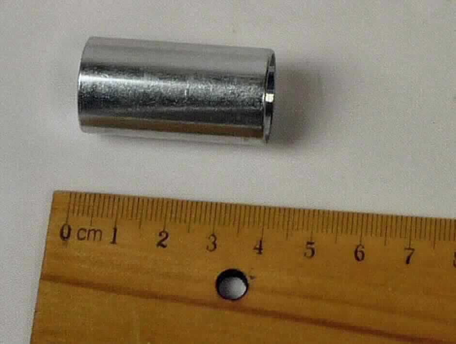 Rohrverbindungsstück aus Stahl; Pressfassung 

Die Ware stellt sich dar als ein metallisches, zylindrisches Hohlerzeugnis mit einer Länge von 38,2 mm und einem Außendurchmesser von 20,0 mm (Innendurchmesser: 14,6 mm). Dieses ist an einem Ende offen und an dem anderen Ende mit einer kreisrunden Lochung (Durchmesser 11,7 mm) versehen. Das Erzeugnis ist an beiden Enden leicht abgestuft und innen, entsprechend der Verwendung, mit mehreren Rillen versehen. Als Material wird nach den Angaben ein nicht legierter, verzinkter Stahl verwendet. Die Pressfassung wird in Kombination mit einem Armaturenanschluss (nicht Gegenstand der vZTA) als Verbindungs- bzw. Anschlussstück für Hydraulikleitungen verwendet.

Die Ware ist als anderes Rohrverbindungsstück, aus anderem als nicht rostendem Stahl, mit einem größten äußeren Durchmesser von 609,6 mm oder weniger, in die Codenummer 7307 9980 98 0 des Zolltarifs einzureihen.