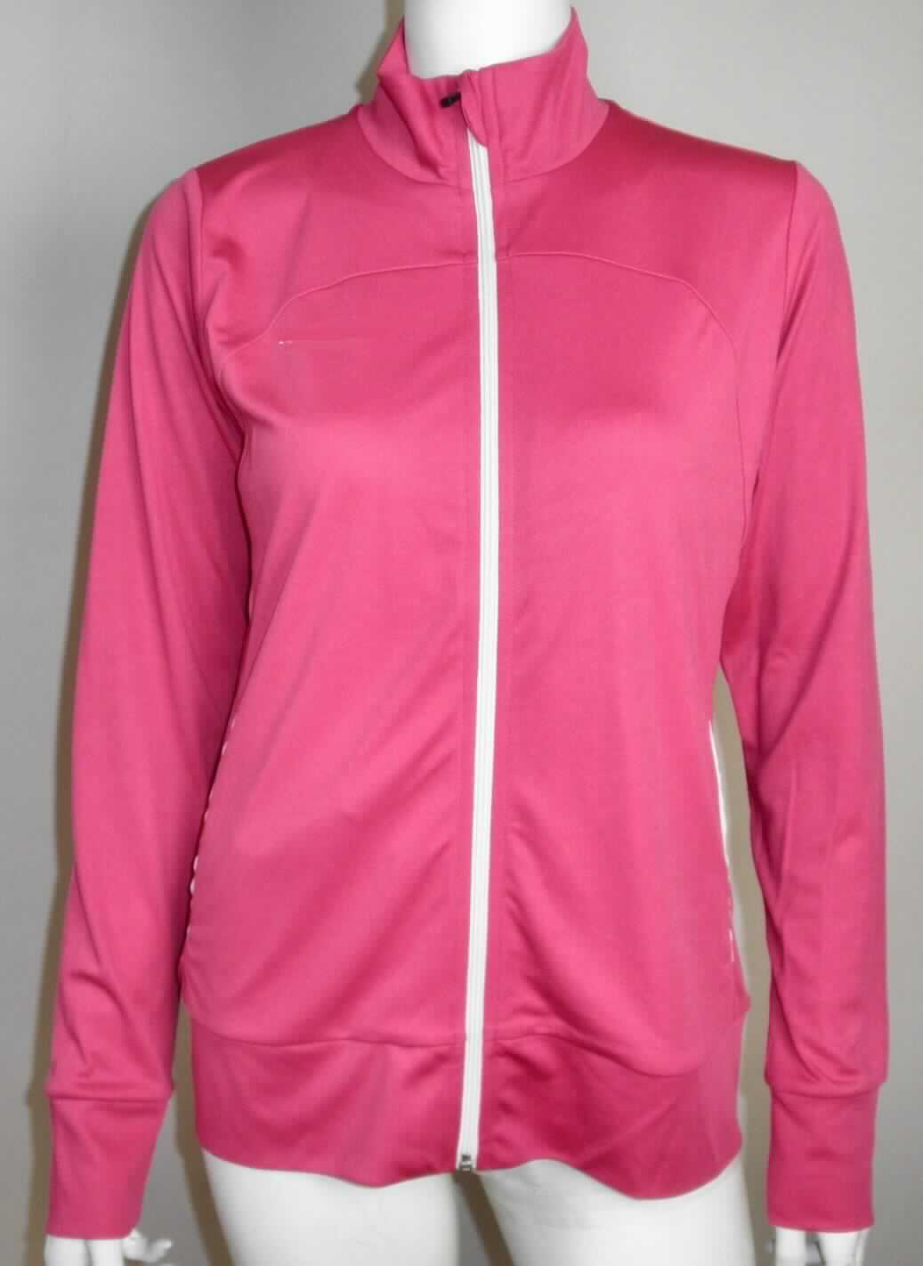 Jacke, sogenannte Jacke Shape, Art. Nr. 6991, Größe 38, Foto siehe Anlage,
- aus ca. 0,6 mm dicken, einfarbigen Gewirken aus lt. Antrag 100 % Polyester (synthetische Chemiefasern),
- über die Taille reichend (Rückenlänge: ca. 64 cm),
- in Bahnen gearbeitet,
- mit einem hohen Kragen,
- vorn mit einer durchgehenden Öffnung mit einem bis in die Kragenspitzen reichenden Reißverschluss, am 
  Kragenrand mit einer kurzen Überlappung von links über rechts (Männerkleidung),
- mit langen Ärmeln,
- vorn mit zwei eingesetzten, offenen Taschen unterhalb der Taille,
- am unteren Rand mit einem angesetzten Bund,
- weist aufgrund des Schnitts eine gewisse Formstabilität auf.

"Jacke, aus Gewirken, für Männer, aus synthetischen Chemiefasern"