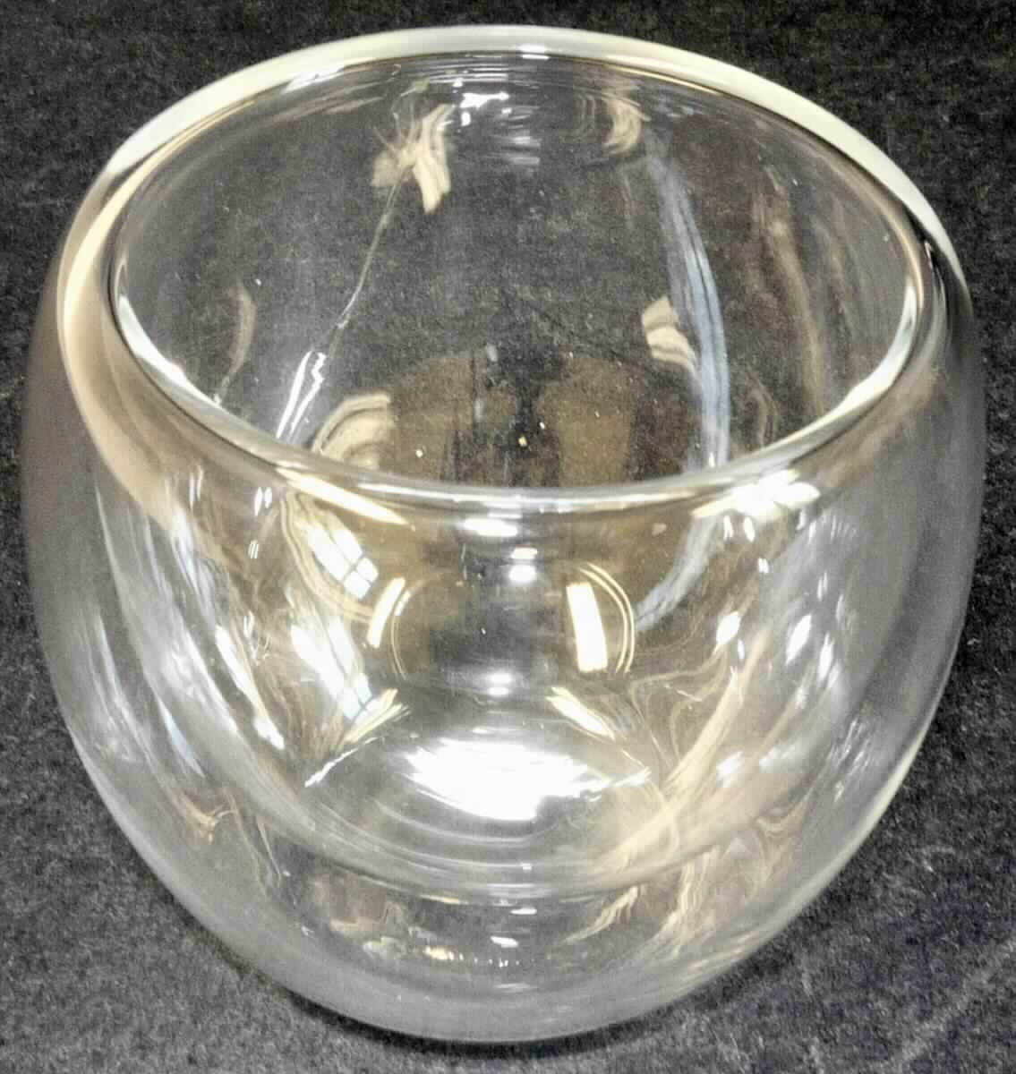 Trinkglas, sog. doppelwandiges Espresso Glas, Foto siehe Anlage,
- bauchiges, doppelwandig gearbeitetes Trinkglas ohne Stiel,
- aus (laut Antrag) mechanisch gefertigtem, klarsichtigem Glas (Borosilikatglas),
- am oberen Rand abgerundet gearbeitet,
- weder geschliffen noch anders bearbeitet,
- mit einer Höhe von ca. 6 cm und einem Durchmesser (oben) von ca. 5,5 cm,
- soll zum Trinken von Espresso verwendet werden.

"Glasware zur Verwendung bei Tisch, Trinkglas ohne Stiel, nicht aus Glaskeramik, Bleikristall oder vorgespanntem Glas, mechanisch gefertigt (mechanische Glasentnahme), weder geschliffen noch anders bearbeitet"