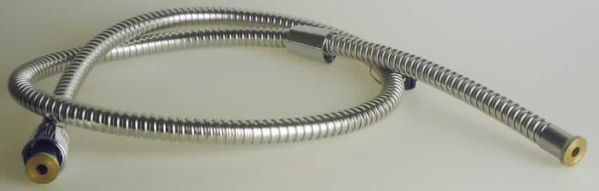 Es handelt sich um i.W. aus Stahl (nicht rostender Stahl) gefertigte, etwa 125 cm lange Schläuche, bestehend aus einer sog. Flachbandspirale (maximaler Durchmesser etwa 13,8 mm). Die Flachbandspirale ist an den Enden mit Anschlussstücken aus anderem unedlen Metall und Kunststoff versehen. Die Erzeugnisse sind mit drei Dichtungen aus Kunststoff oder Kautschuk in einem Kunststoffbeutel verpackt und dienen als Brauseschläuche.
- Antragstellerangaben -

Abbildung siehe Anlage.

Derartige Erzeugnisse gehören als "Schläuche aus Stahl, auch mit Verbindungsstücken" zur Codenummer 8307 1000 90 0 des Elektronischen Zolltarifs.