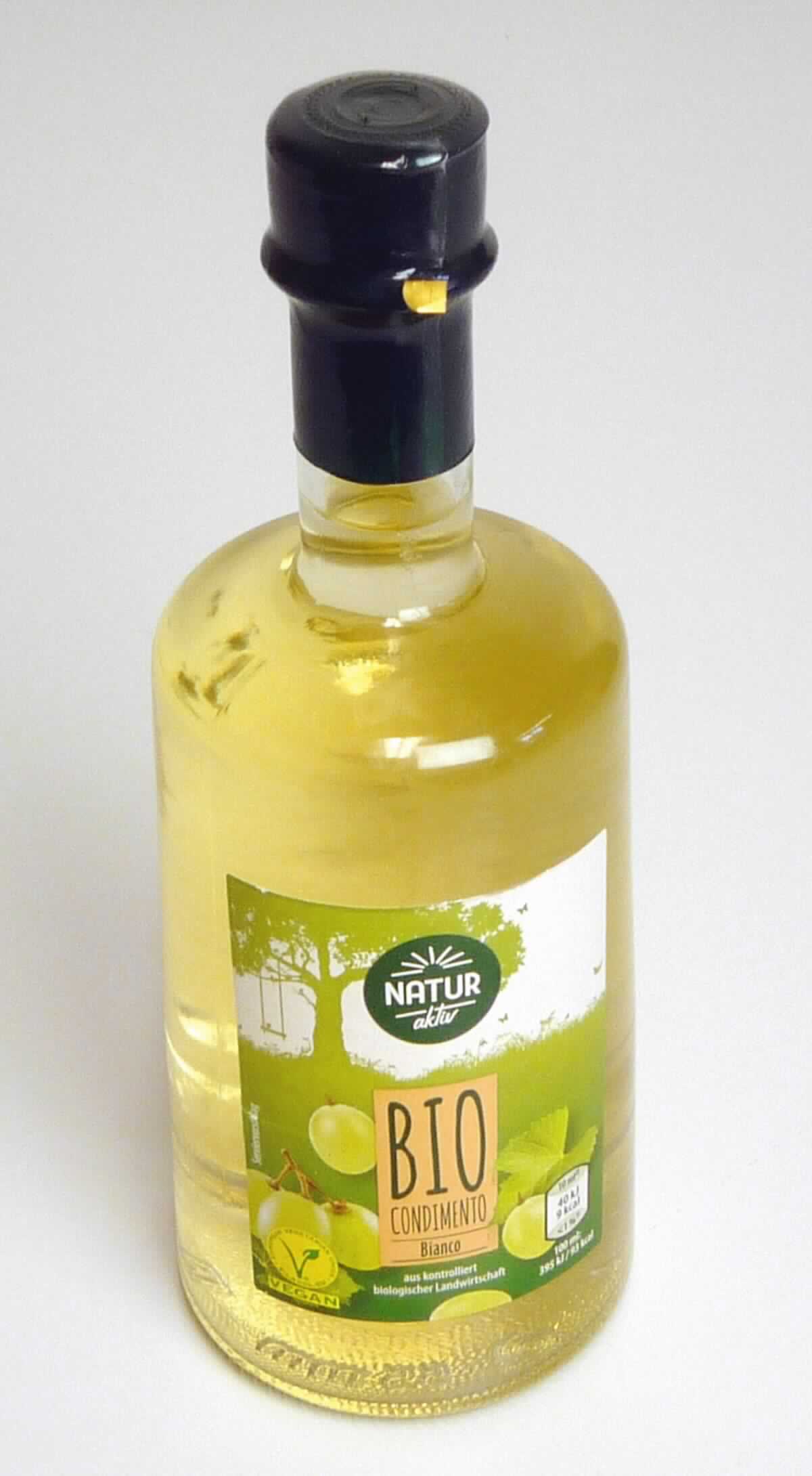 Essigzubereitung.

Antragsangaben: Bio Condimento Bianco, in Flaschen mit einem Inhalt von 500 ml. Säuregehalt: 5,4 % bzw 59 g/l.

Beschaffenheit der vorgelegten Warenprobe: Original-Glasflasche, darin eine blassgelbe, klare Flüssigkeit, süß und essigsauer schmeckend. Aufschrift, auszugsweise: Zutaten: Weinessig, 30 % Traubenmostkonzentrat. Zuckergehalt: 18 g/100 ml.

Ein Weinessig der UPos 2209 0011 liegt nicht vor, da der Säuregehalt unter 60 g/l liegt.

Speiseessig, anderer als Weinessig, in Behältnissen mit einem Inhalt von 2 l oder weniger.