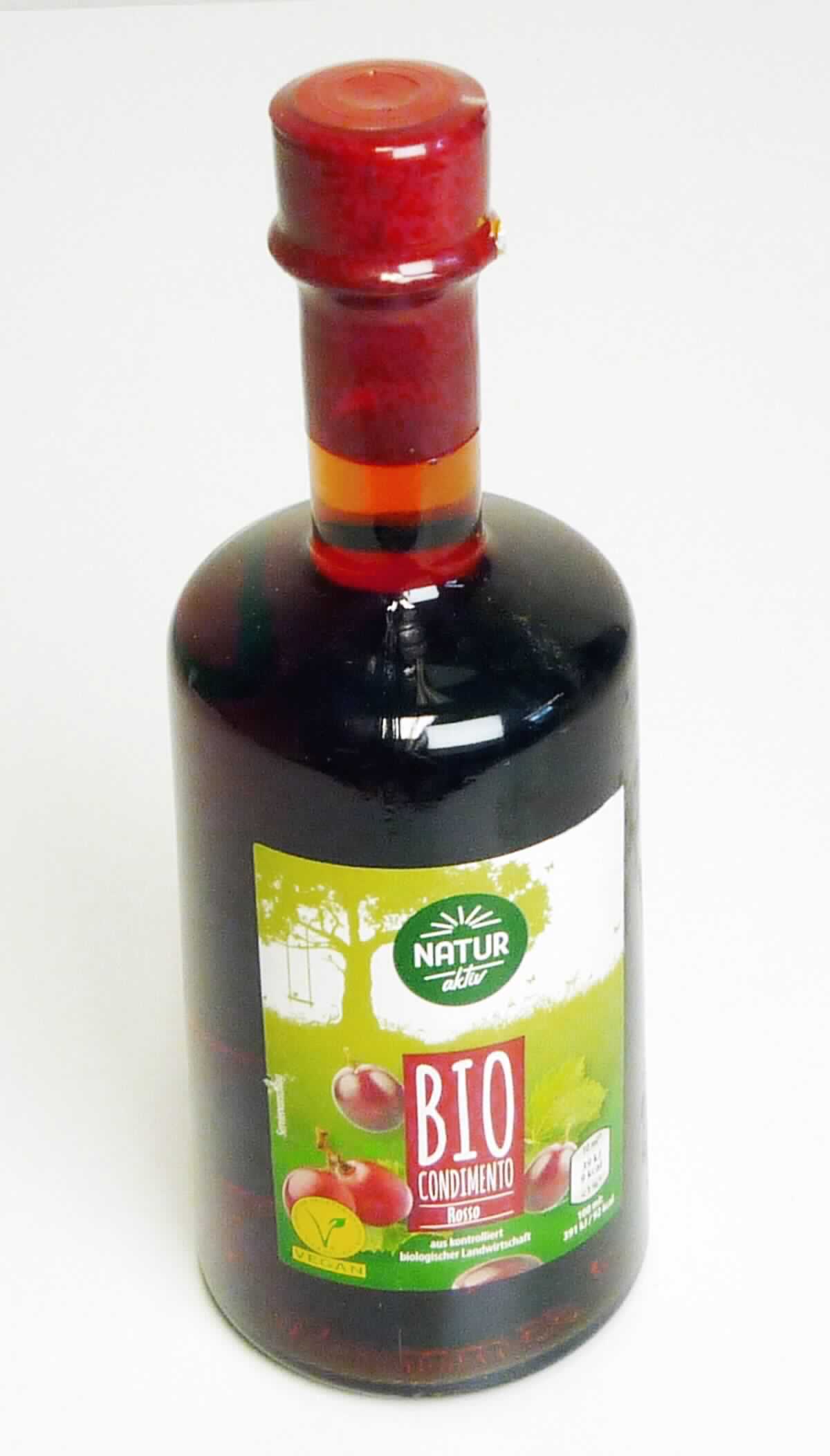 Essigzubereitung.

Antragsangaben: Bio Condimento Rosso, in Flaschen mit einem Inhalt von 500 ml. Säuregehalt: 5,1 % bzw 56 g/l.

Beschaffenheit der vorgelegten Warenprobe: Original-Glasflasche, darin eine rote, klare Flüssigkeit, süß und essigsauer schmeckend. Aufschrift, auszugsweise: Zutaten: Weinessig, 30 % Traubenmostkonzentrat. Zuckergehalt: 18 g/100 ml.

Ein Weinessig der UPos 2209 0011 liegt nicht vor, da der Säuregehalt unter 60 g/l liegt.

Speiseessig, anderer als Weinessig, in Behältnissen mit einem Inhalt von 2 l oder weniger.