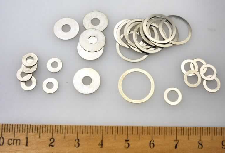 Es handelt sich um flache, geschlossene, ringförmige Scheiben aus Stahl (kein nicht rostender Stahl) mit kreisrunder, mittiger Lochung in vier unterschiedlichen Abmessungen. 
Die Erzeugnisse sind, in kleineren Kunststoffbeuteln vorsortiert, zu insgesamt 30 Stück (zwölf Scheiben mit einem Außendurchmesser von 15,9 mm und einem Lochdurchmesser von 13,1 mm und jeweils sechs Scheiben mit einem Außendurchmesser von 12,1 mm, 8 mm und 7 mm und einem Lochdurchmesser von 4,1 mm, 5,1 mm und 3,1 mm) in einem Kunststoffbeutel mit Pappaufhänger verpackt und zum Einbau in Modellautos (als Unterlegscheiben) bestimmt. 
Die Waren werden nicht über Malaysia versandt.
- Antragstellerangaben -

Abbildung siehe Anlage.

Derartige Erzeugnisse gehören als "andere Unterlegscheiben aus Stahl" zur Codenummer 7318 2200 98 des Integrierten Zolltarifs der EG (TARIC).
