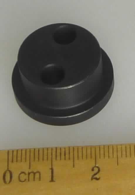 Es handelt sich um massive, kreiszylindrische, etwa 12 mm hohe Erzeugnisse aus Stahl, die an einem Ende zu einem Bund ausgearbeitet und mit zwei durchgehenden Lochungen versehen sind. 
Die Waren werden zur Verbindung zweier Bauteile in einem Richtwerk eingesetzt.
- Antragstellerangaben -
Durchmesser (ohne Bund): etwa 20 mm.

Abbildung siehe Anlage.

Derartige Erzeugnisse gehören als "andere, den Bolzen ähnliche Waren, ohne Gewinde, aus Stahl" zur Codenummer 7318 29 00 90 0 des Zolltarifs.